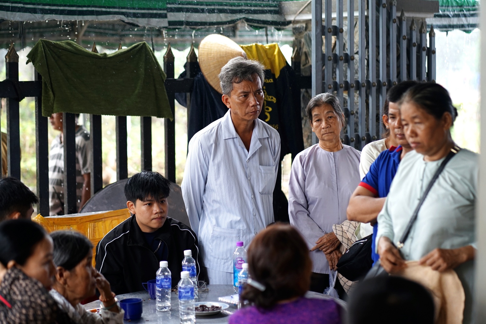 Tang thương cảnh 3 anh em mồ côi vì tin đồn vỡ đập: "Em đã khóc cạn nước mắt trên đường chạy xe về"- Ảnh 6. Tang thương cảnh 3 anh em mồ côi vì tin đồn vỡ đập: "Em đã khóc cạn nước mắt trên đường chạy xe về"- Ảnh 6.