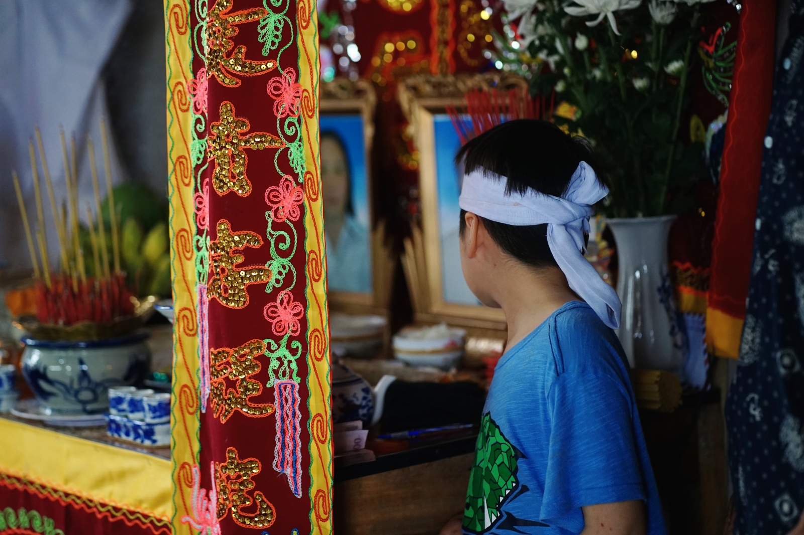 Tang thương cảnh 3 anh em mồ côi vì tin đồn vỡ đập: "Em đã khóc cạn nước mắt trên đường chạy xe về"- Ảnh 9. Tang thương cảnh 3 anh em mồ côi vì tin đồn vỡ đập: "Em đã khóc cạn nước mắt trên đường chạy xe về"- Ảnh 9.