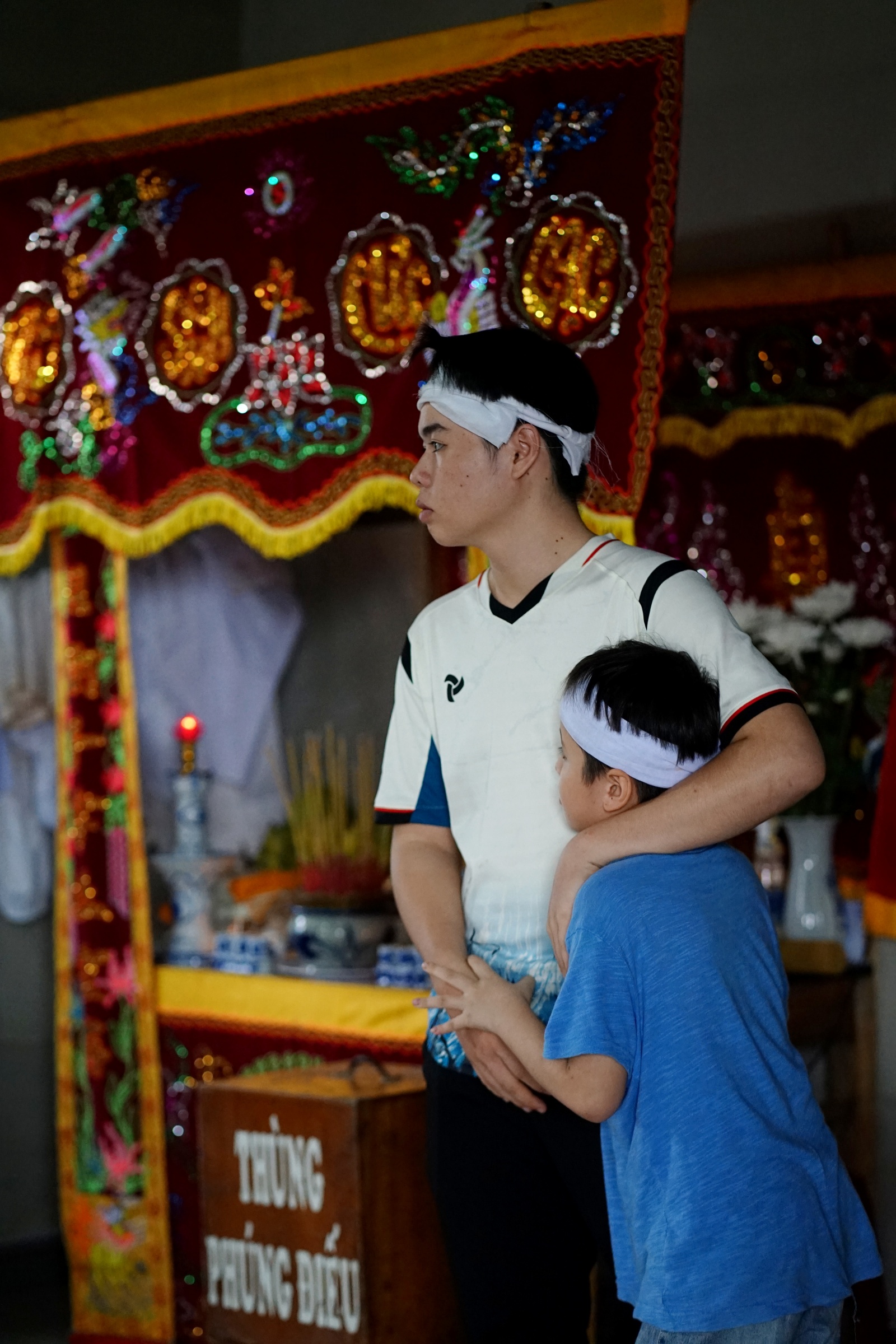 Tang thương cảnh 3 anh em mồ côi vì tin đồn vỡ đập: "Em đã khóc cạn nước mắt trên đường chạy xe về"- Ảnh 8. Tang thương cảnh 3 anh em mồ côi vì tin đồn vỡ đập: "Em đã khóc cạn nước mắt trên đường chạy xe về"- Ảnh 8.