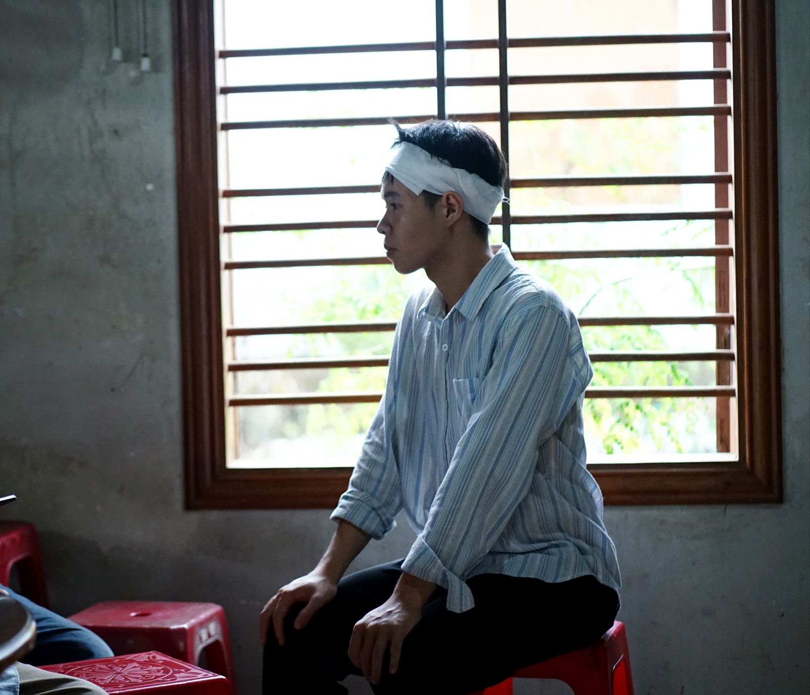 Tang thương cảnh 3 anh em mồ côi vì tin đồn vỡ đập: "Em đã khóc cạn nước mắt trên đường chạy xe về"- Ảnh 10. Tang thương cảnh 3 anh em mồ côi vì tin đồn vỡ đập: "Em đã khóc cạn nước mắt trên đường chạy xe về"- Ảnh 10.