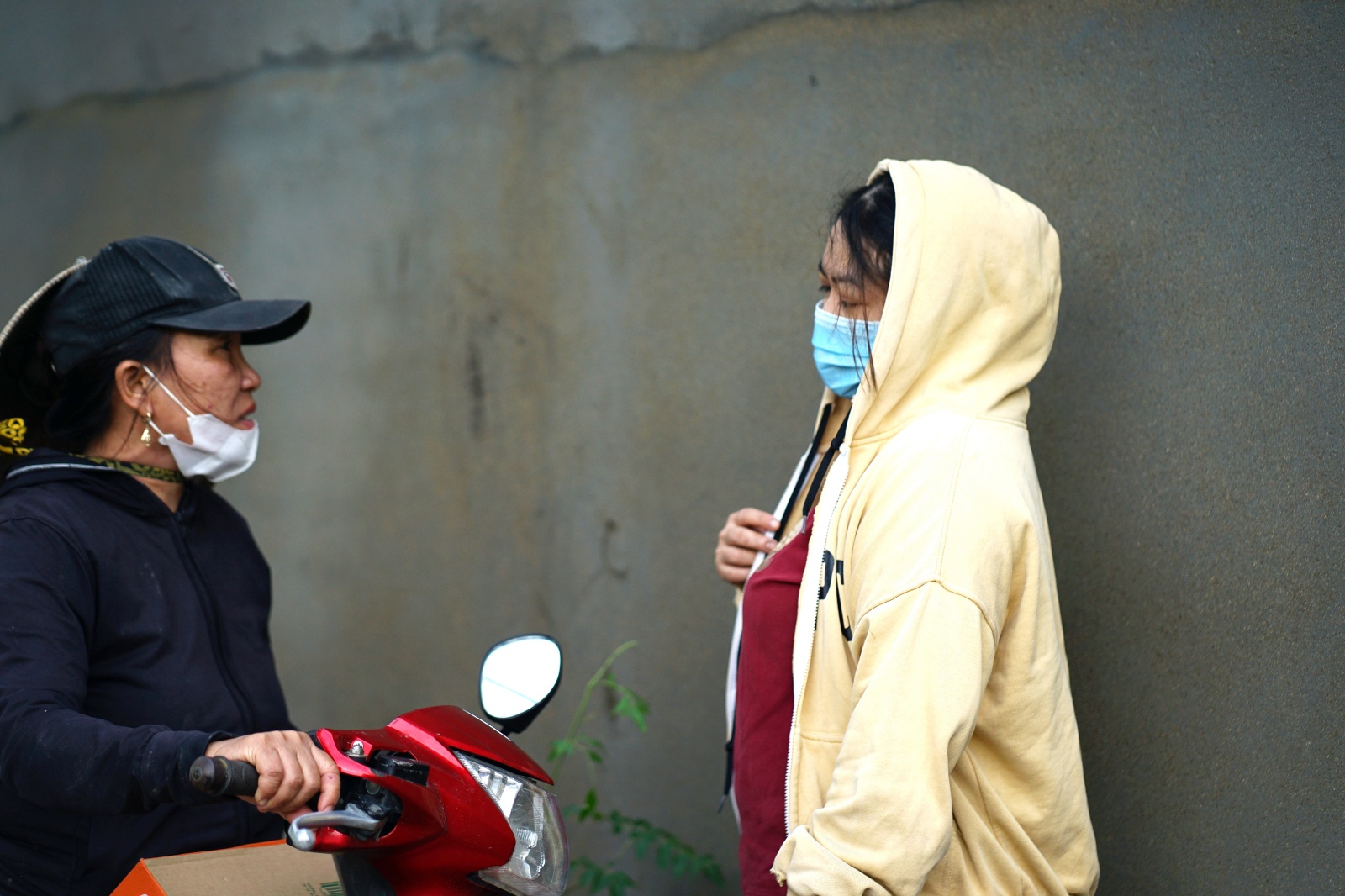 Mưa lũ cuốn trôi 2 con nhỏ: Người mẹ gục bên bàn thờ liên tục gọi tên các con, ôm chặt đứa cháu để vơi nỗi đau- Ảnh 2.