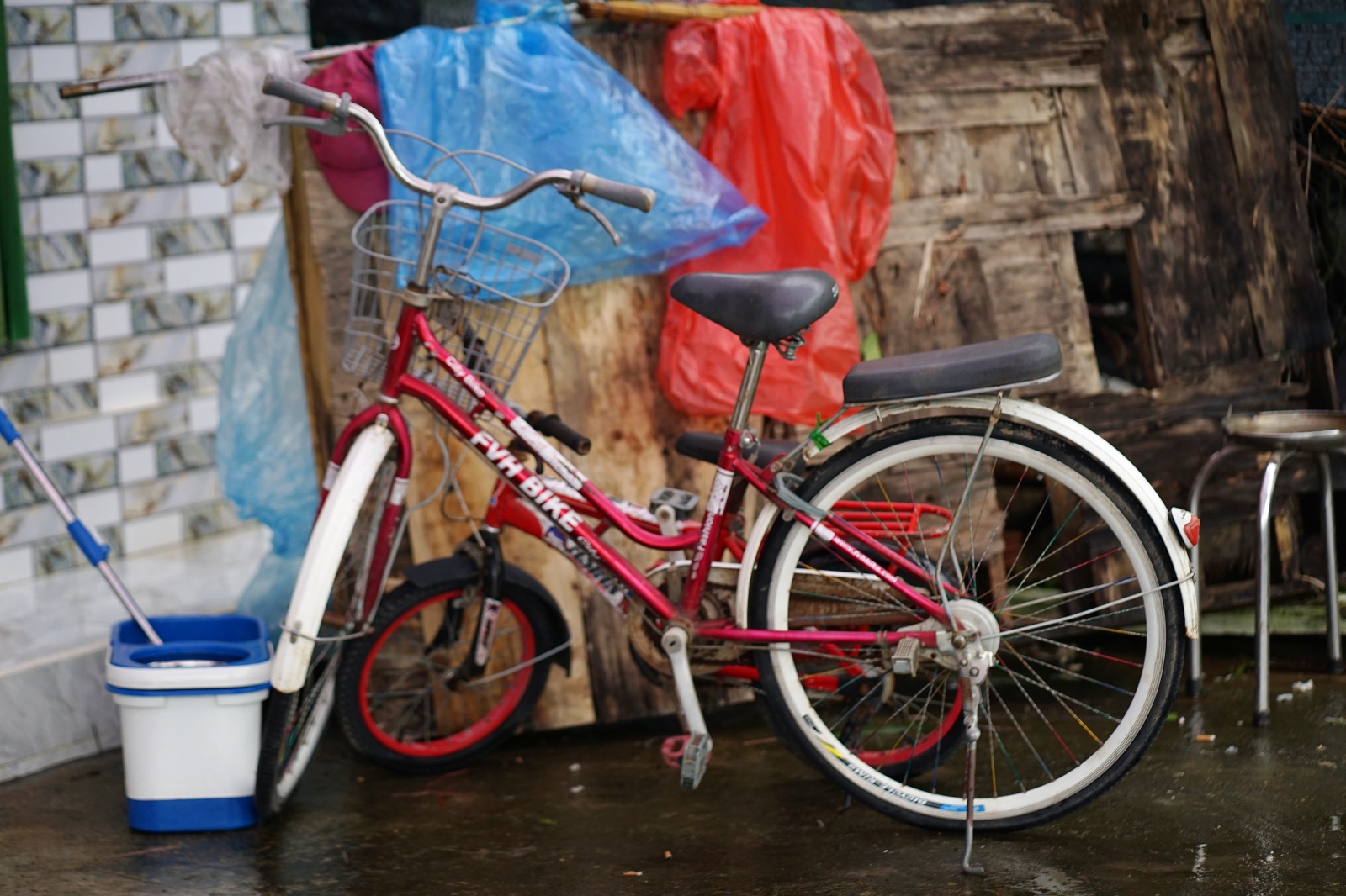 Mưa lũ cuốn trôi 2 con nhỏ: Người mẹ gục bên bàn thờ liên tục gọi tên các con, ôm chặt đứa cháu để vơi nỗi đau- Ảnh 3.