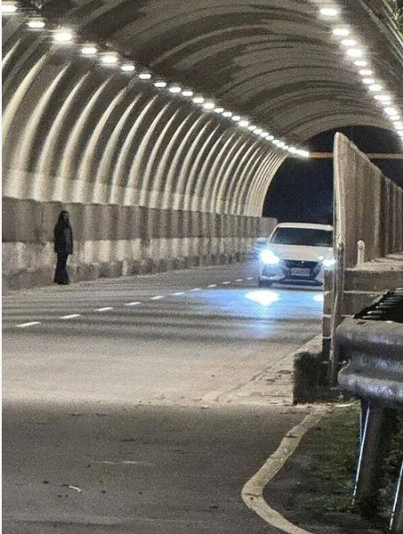 "Bóng đen" đứng giữa đường hầm khiến người đi đường hoảng loạn: Cảnh sát vào cuộc hé lộ sự thật- Ảnh 1.