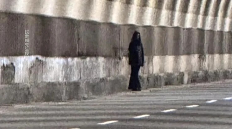 "Bóng đen" đứng giữa đường hầm khiến người đi đường hoảng loạn: Cảnh sát vào cuộc hé lộ sự thật- Ảnh 2.