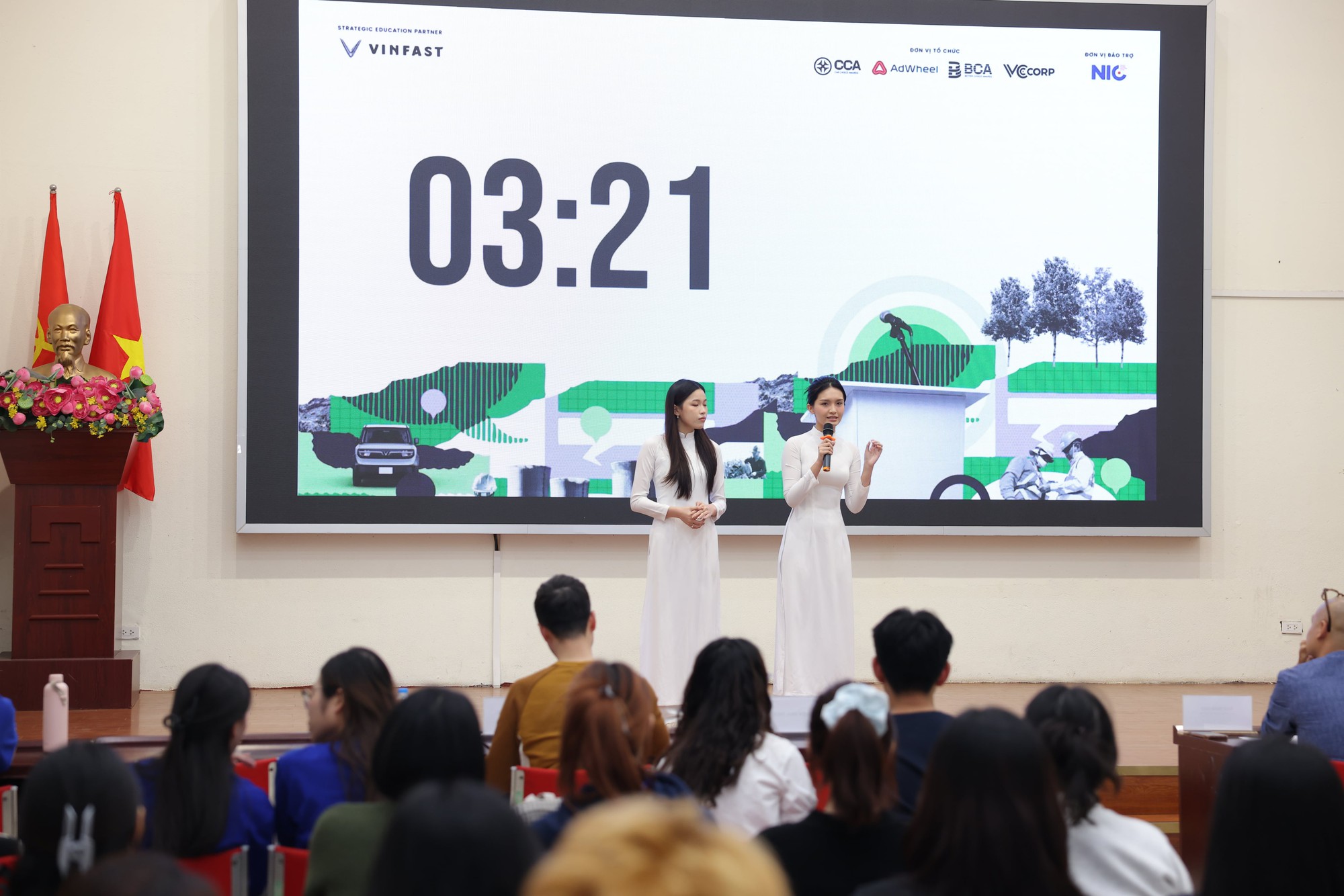 ‘Đừng tin những gì đọc trên mạng, hãy tự trải nghiệm’: Khi sinh viên Hà Nội lên tiếng và biến Green Voices 2025 thành sân chơi tranh biện ‘nóng’ nhất về xe điện- Ảnh 3.