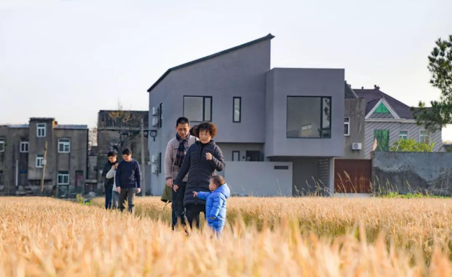 Đau đầu vì ngược xuôi nội ngoại, vợ chồng 8x táo bạo chi 5,5 tỷ đồng xây nhà 200m2 đón cả nhà sống chung: "Đây là tổ ấm thực sự”- Ảnh 1.