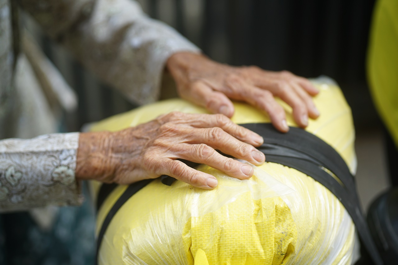 Hình ảnh cụ bà 85 tuổi còng lưng giữa gió lớn ở Đắk Lắk khiến nhiều người nghẹn lòng- Ảnh 5.