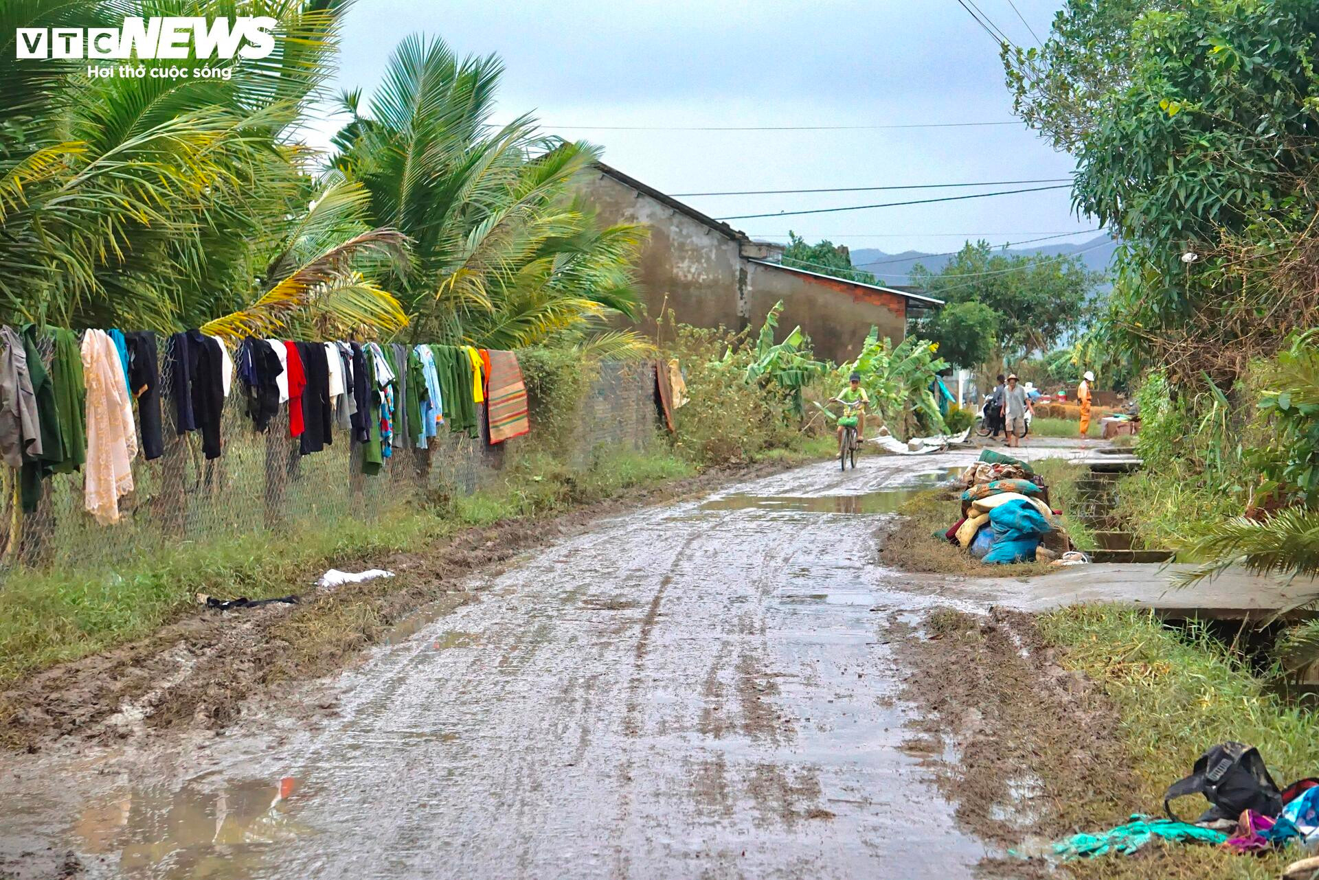 'Rốn lũ' Hoà Thịnh 6 ngày sau 'đại hồng thuỷ': Hoang tàn và trĩu nặng lo âu- Ảnh 1.