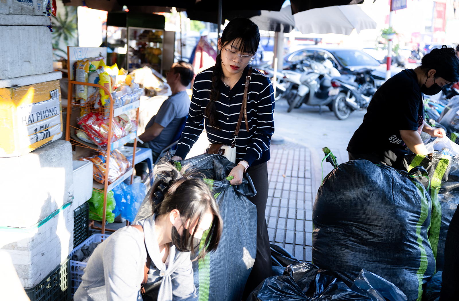 Hà Nội đêm không ngủ: Những đôi tay không ngơi nghỉ chuẩn bị đồ cứu trợ hướng về miền Trung- Ảnh 15. Hà Nội đêm không ngủ: Những đôi tay không ngơi nghỉ chuẩn bị đồ cứu trợ hướng về miền Trung- Ảnh 15.