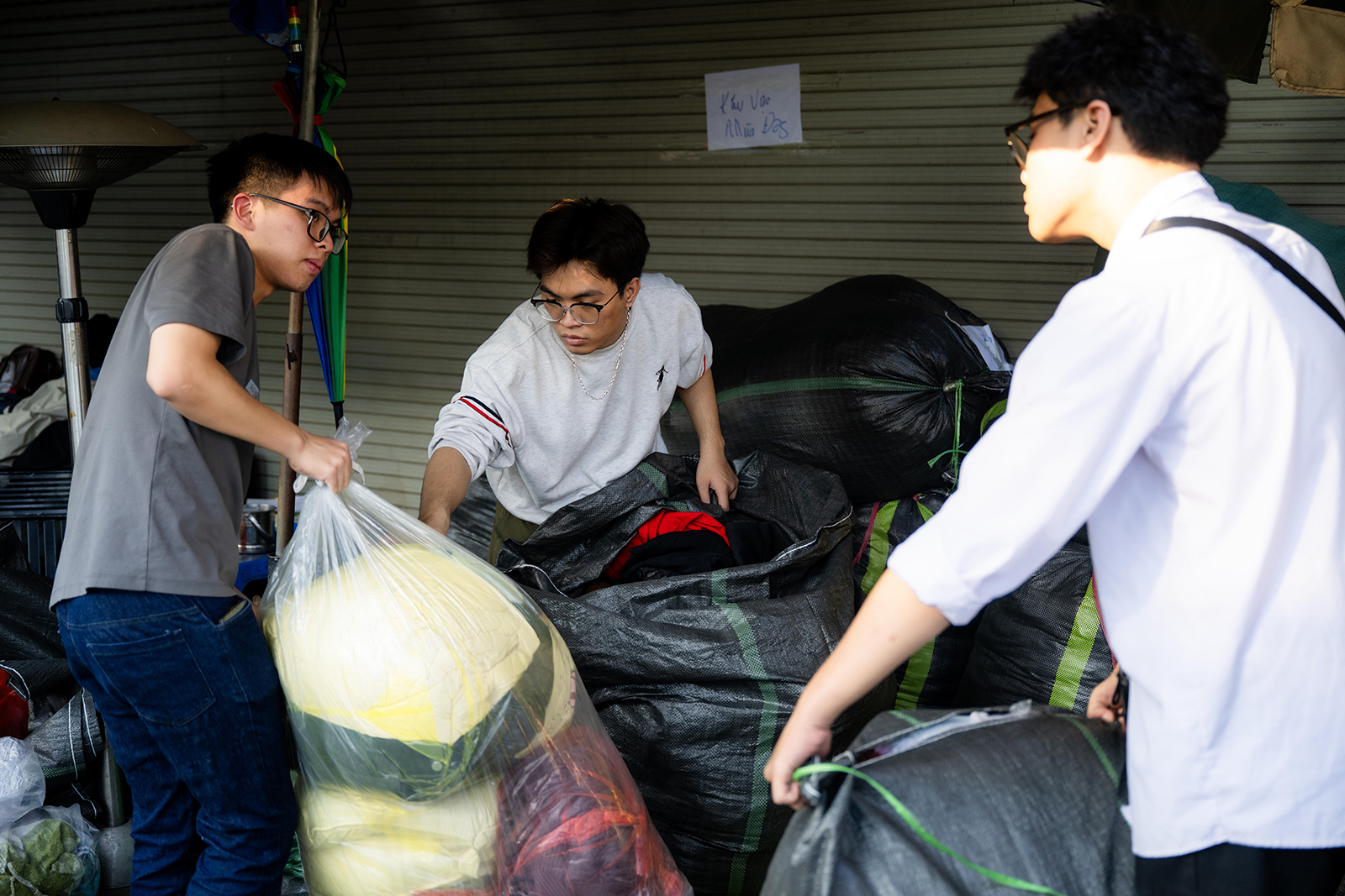 Hà Nội đêm không ngủ: Những đôi tay không ngơi nghỉ chuẩn bị đồ cứu trợ hướng về miền Trung- Ảnh 13. Hà Nội đêm không ngủ: Những đôi tay không ngơi nghỉ chuẩn bị đồ cứu trợ hướng về miền Trung- Ảnh 13.