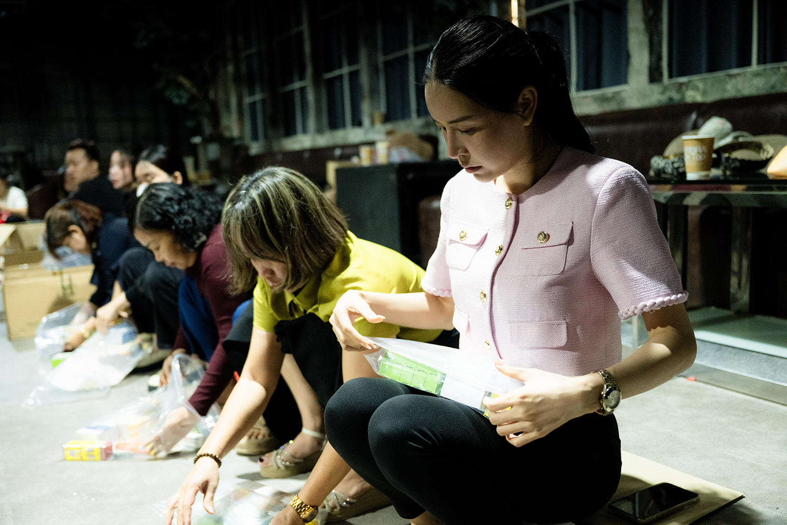 Hà Nội đêm không ngủ: Những đôi tay không ngơi nghỉ chuẩn bị đồ cứu trợ hướng về miền Trung- Ảnh 19. Hà Nội đêm không ngủ: Những đôi tay không ngơi nghỉ chuẩn bị đồ cứu trợ hướng về miền Trung- Ảnh 19.