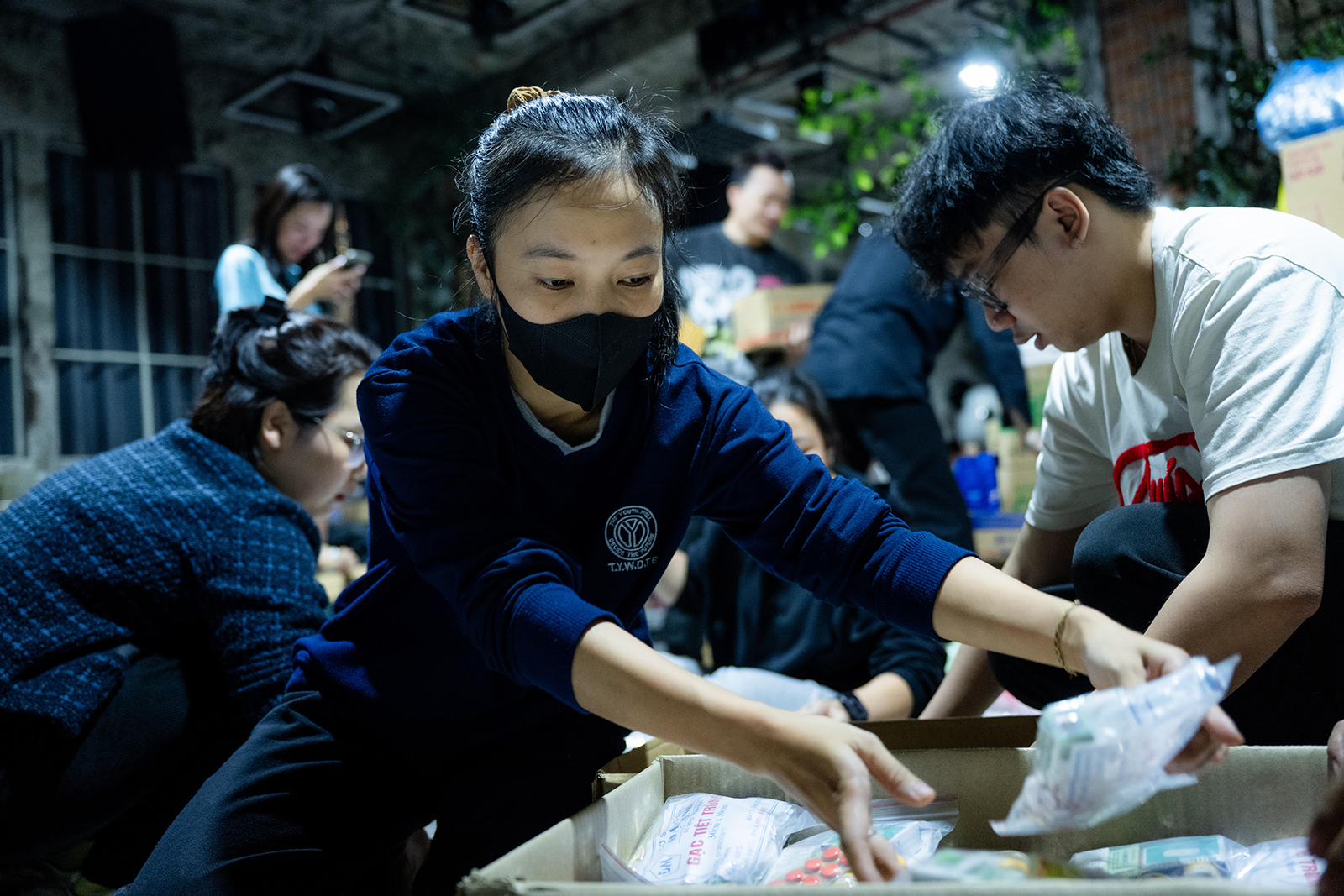 Hà Nội đêm không ngủ: Những đôi tay không ngơi nghỉ chuẩn bị đồ cứu trợ hướng về miền Trung- Ảnh 20. Hà Nội đêm không ngủ: Những đôi tay không ngơi nghỉ chuẩn bị đồ cứu trợ hướng về miền Trung- Ảnh 20.
