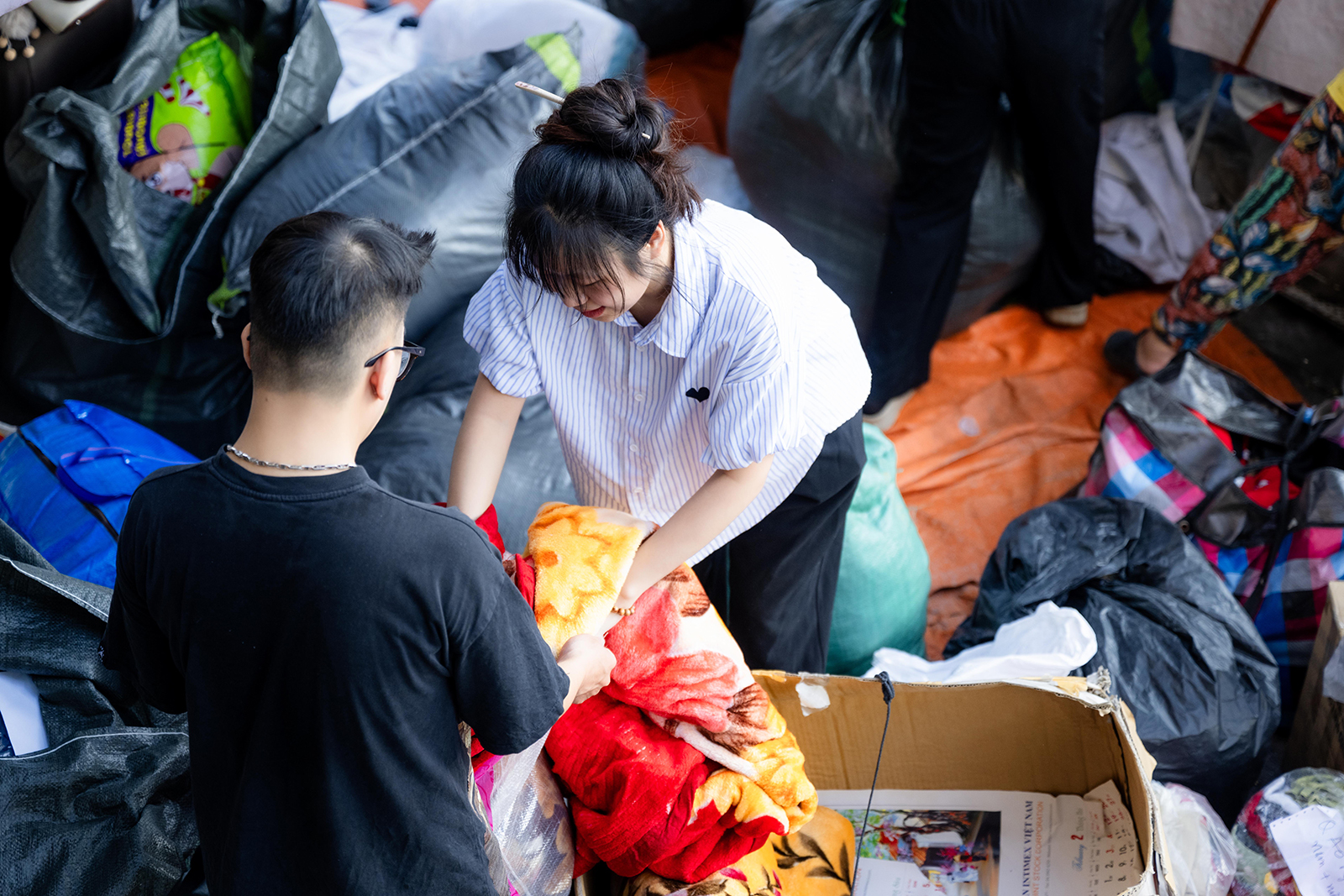Hà Nội đêm không ngủ: Những đôi tay không ngơi nghỉ chuẩn bị đồ cứu trợ hướng về miền Trung- Ảnh 16. Hà Nội đêm không ngủ: Những đôi tay không ngơi nghỉ chuẩn bị đồ cứu trợ hướng về miền Trung- Ảnh 16.