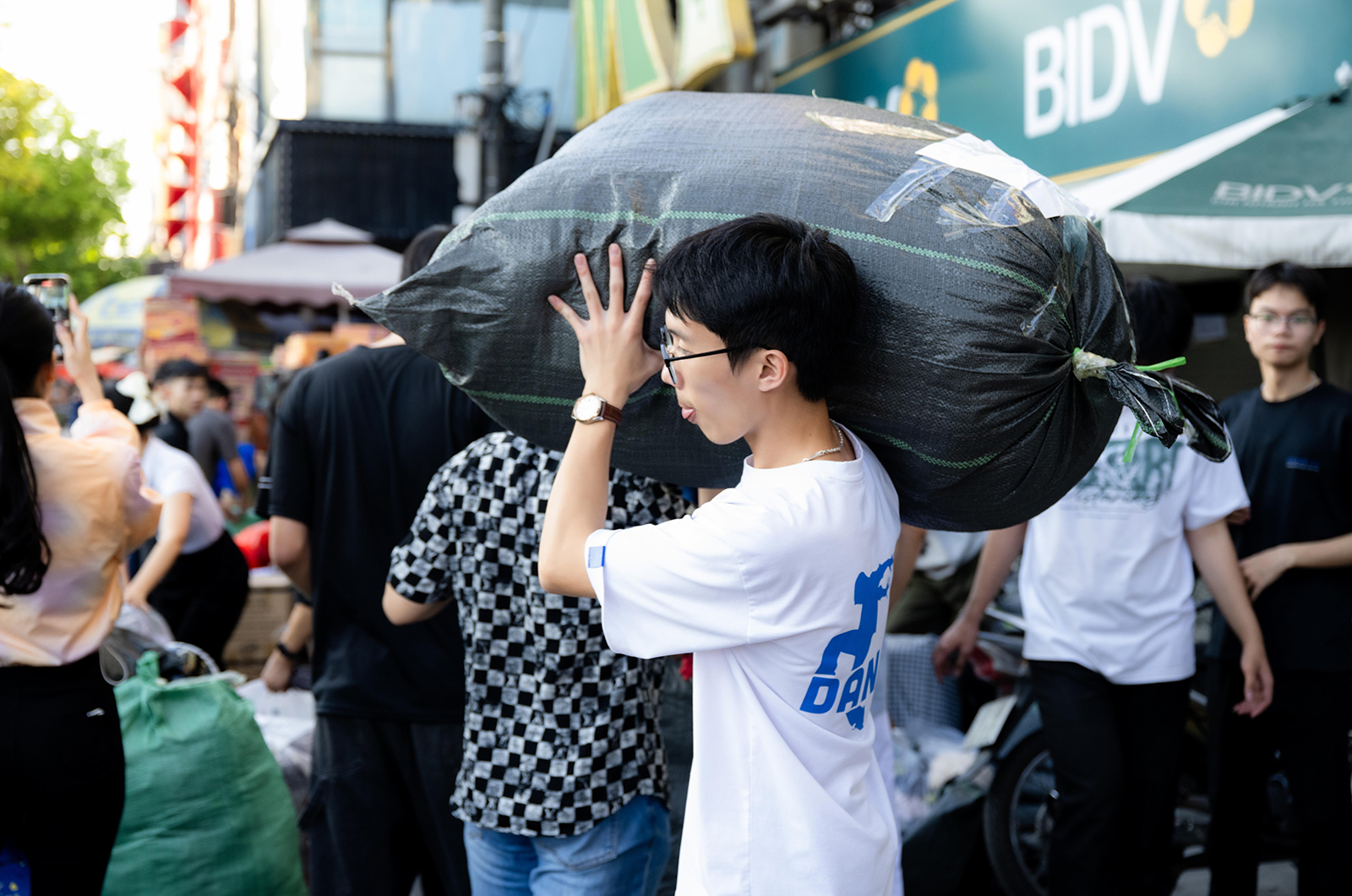 Hà Nội đêm không ngủ: Những đôi tay không ngơi nghỉ chuẩn bị đồ cứu trợ hướng về miền Trung- Ảnh 18. Hà Nội đêm không ngủ: Những đôi tay không ngơi nghỉ chuẩn bị đồ cứu trợ hướng về miền Trung- Ảnh 18.
