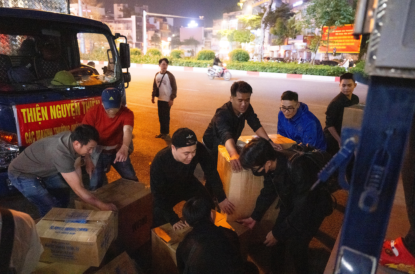 Hà Nội đêm không ngủ: Những đôi tay không ngơi nghỉ chuẩn bị đồ cứu trợ hướng về miền Trung- Ảnh 1. Hà Nội đêm không ngủ: Những đôi tay không ngơi nghỉ chuẩn bị đồ cứu trợ hướng về miền Trung- Ảnh 1.