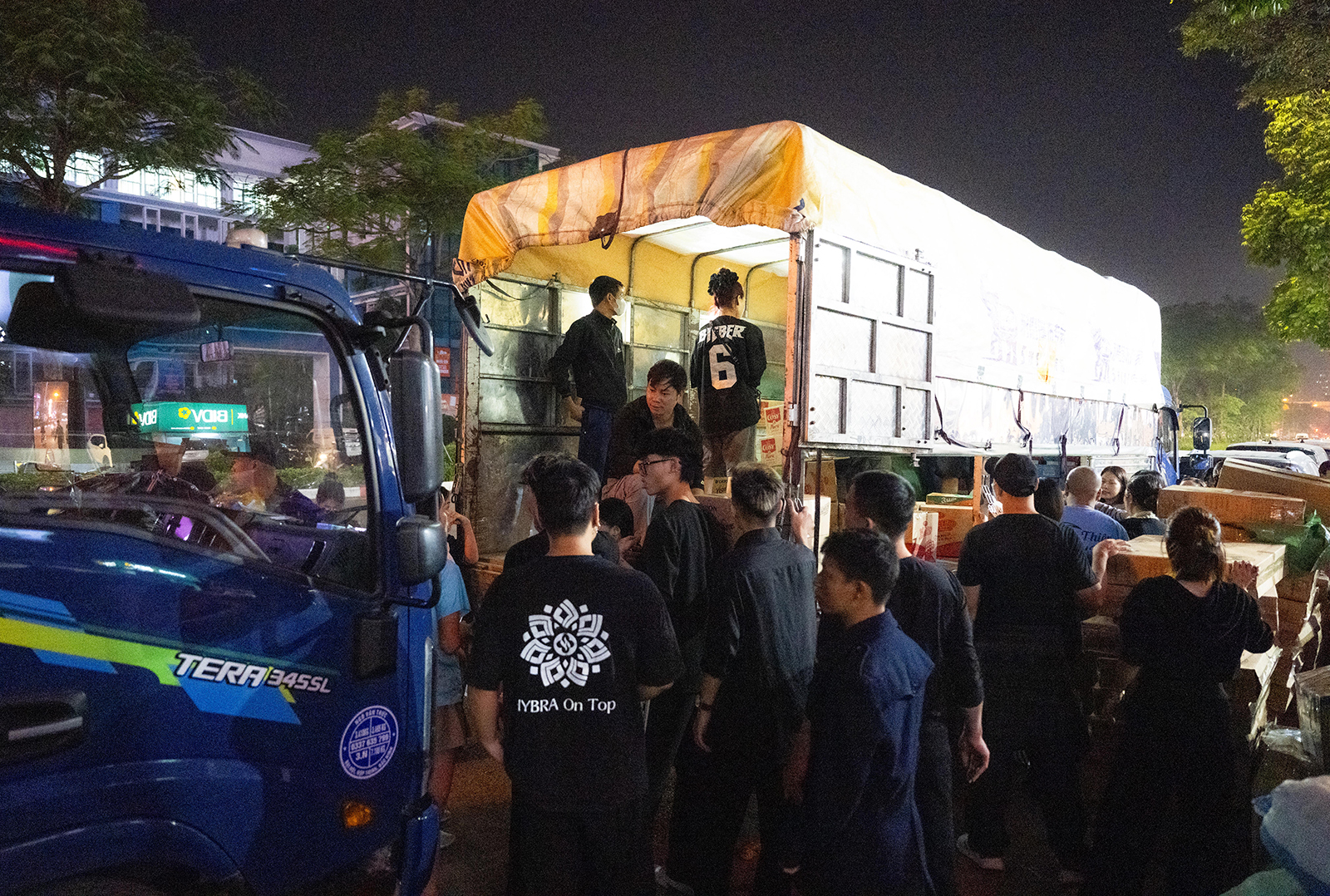 Hà Nội đêm không ngủ: Những đôi tay không ngơi nghỉ chuẩn bị đồ cứu trợ hướng về miền Trung- Ảnh 12. Hà Nội đêm không ngủ: Những đôi tay không ngơi nghỉ chuẩn bị đồ cứu trợ hướng về miền Trung- Ảnh 12.