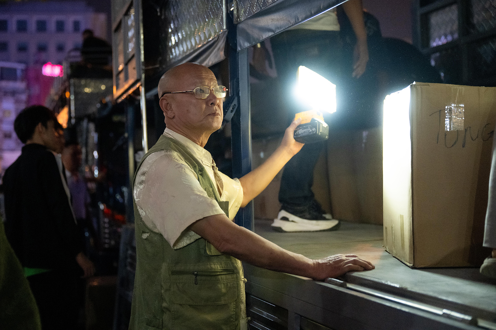 Hà Nội đêm không ngủ: Những đôi tay không ngơi nghỉ chuẩn bị đồ cứu trợ hướng về miền Trung- Ảnh 6. Hà Nội đêm không ngủ: Những đôi tay không ngơi nghỉ chuẩn bị đồ cứu trợ hướng về miền Trung- Ảnh 6.