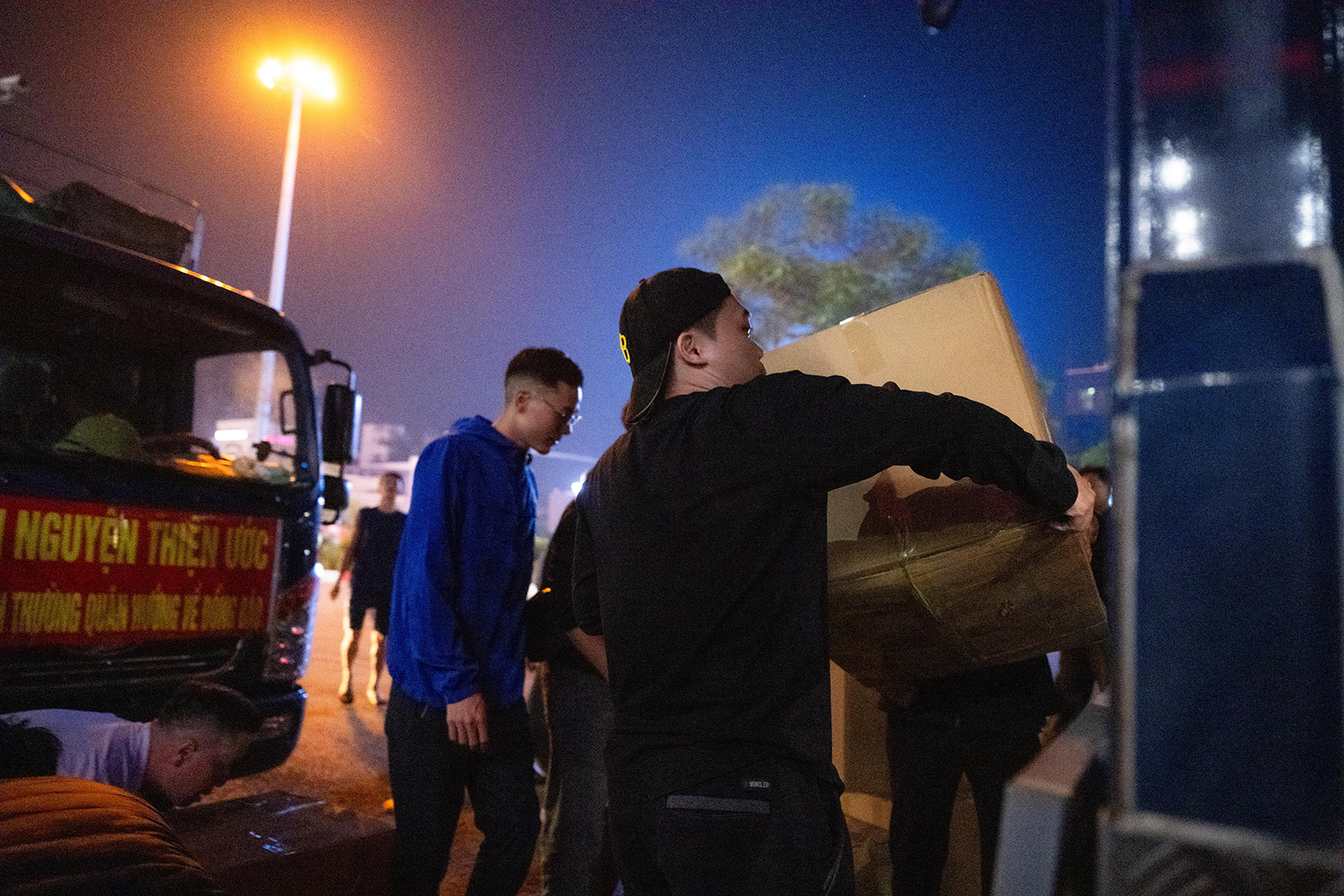 Hà Nội đêm không ngủ: Những đôi tay không ngơi nghỉ chuẩn bị đồ cứu trợ hướng về miền Trung- Ảnh 10. Hà Nội đêm không ngủ: Những đôi tay không ngơi nghỉ chuẩn bị đồ cứu trợ hướng về miền Trung- Ảnh 10.