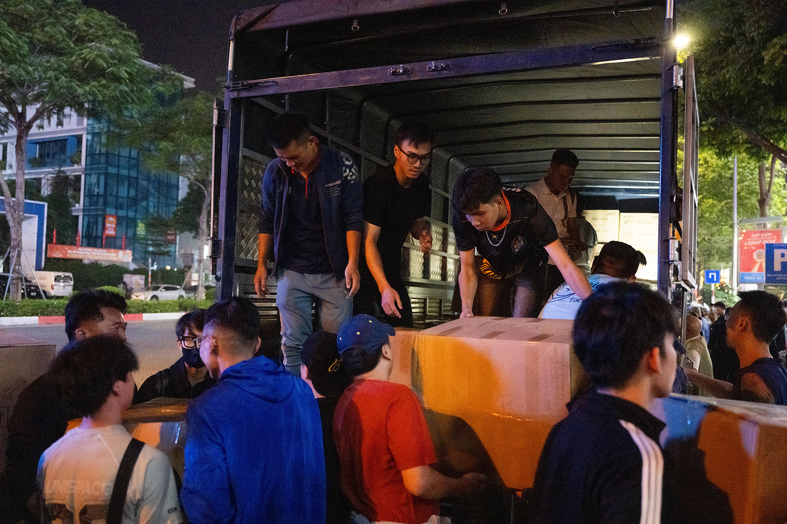 Hà Nội đêm không ngủ: Những đôi tay không ngơi nghỉ chuẩn bị đồ cứu trợ hướng về miền Trung- Ảnh 5. Hà Nội đêm không ngủ: Những đôi tay không ngơi nghỉ chuẩn bị đồ cứu trợ hướng về miền Trung- Ảnh 5.