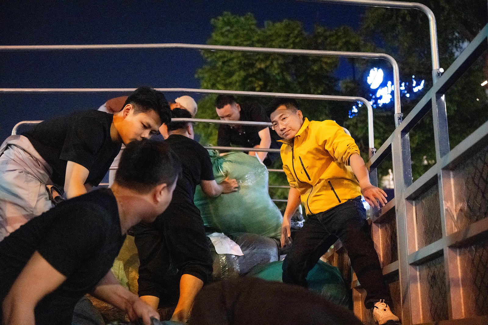 Hà Nội đêm không ngủ: Những đôi tay không ngơi nghỉ chuẩn bị đồ cứu trợ hướng về miền Trung- Ảnh 9. Hà Nội đêm không ngủ: Những đôi tay không ngơi nghỉ chuẩn bị đồ cứu trợ hướng về miền Trung- Ảnh 9.