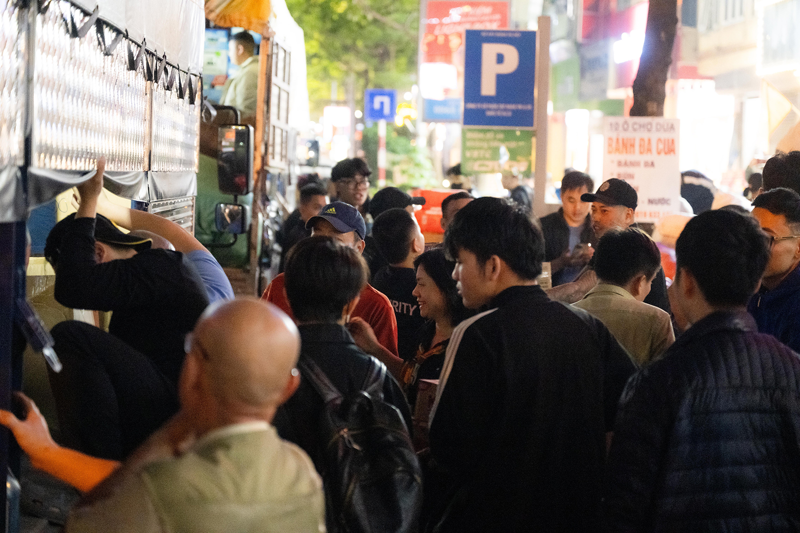 Hà Nội đêm không ngủ: Những đôi tay không ngơi nghỉ chuẩn bị đồ cứu trợ hướng về miền Trung- Ảnh 7. Hà Nội đêm không ngủ: Những đôi tay không ngơi nghỉ chuẩn bị đồ cứu trợ hướng về miền Trung- Ảnh 7.