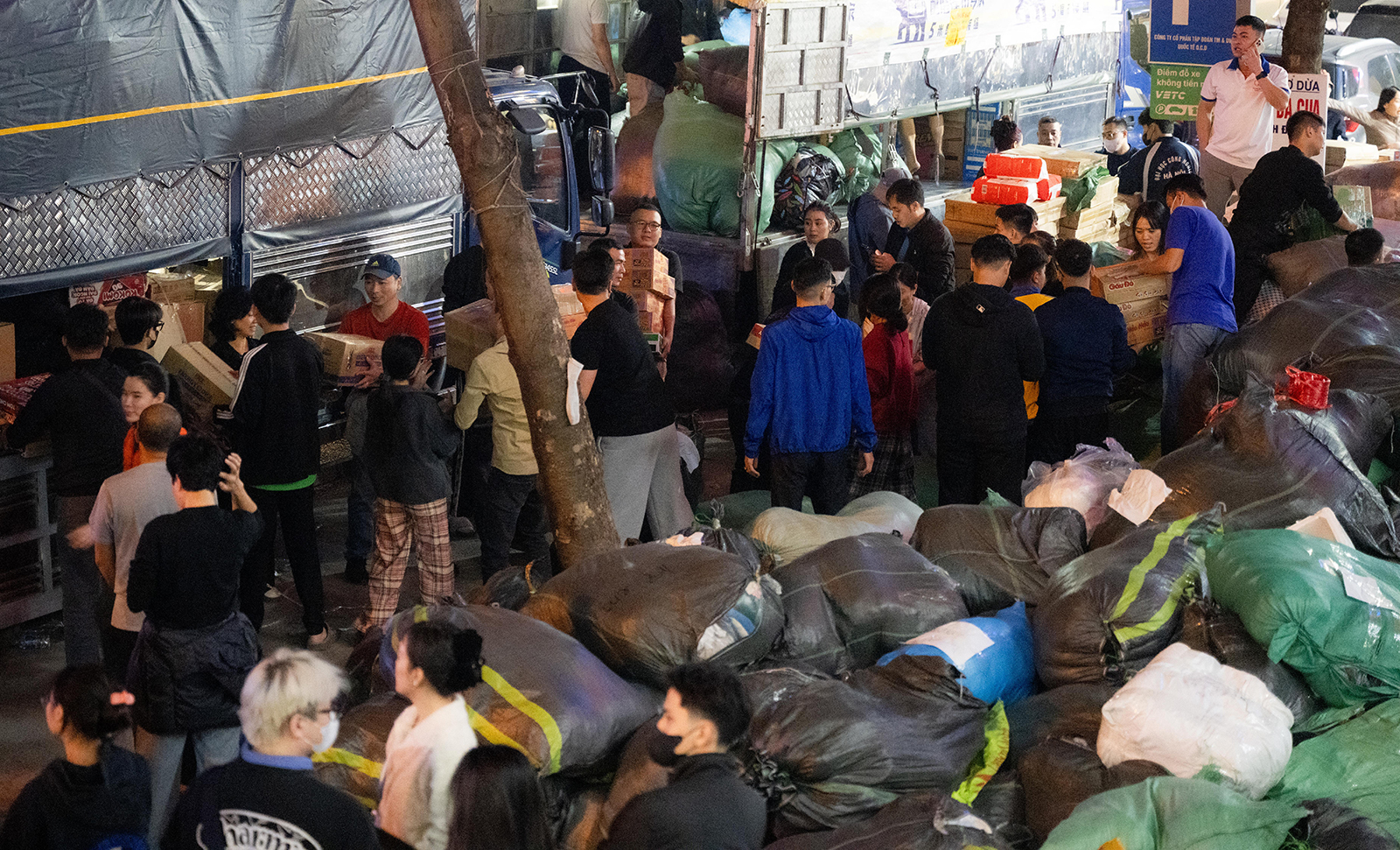 Hà Nội đêm không ngủ: Những đôi tay không ngơi nghỉ chuẩn bị đồ cứu trợ hướng về miền Trung- Ảnh 11. Hà Nội đêm không ngủ: Những đôi tay không ngơi nghỉ chuẩn bị đồ cứu trợ hướng về miền Trung- Ảnh 11.