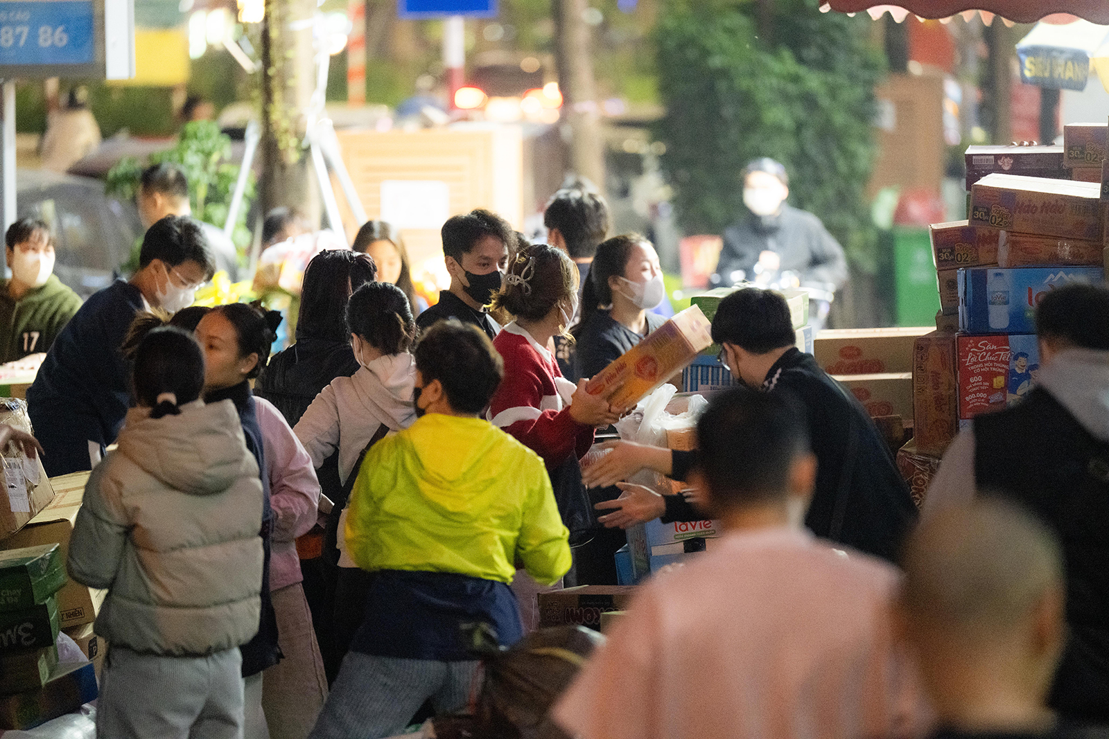 Hà Nội đêm không ngủ: Những đôi tay không ngơi nghỉ chuẩn bị đồ cứu trợ hướng về miền Trung- Ảnh 2. Hà Nội đêm không ngủ: Những đôi tay không ngơi nghỉ chuẩn bị đồ cứu trợ hướng về miền Trung- Ảnh 2.