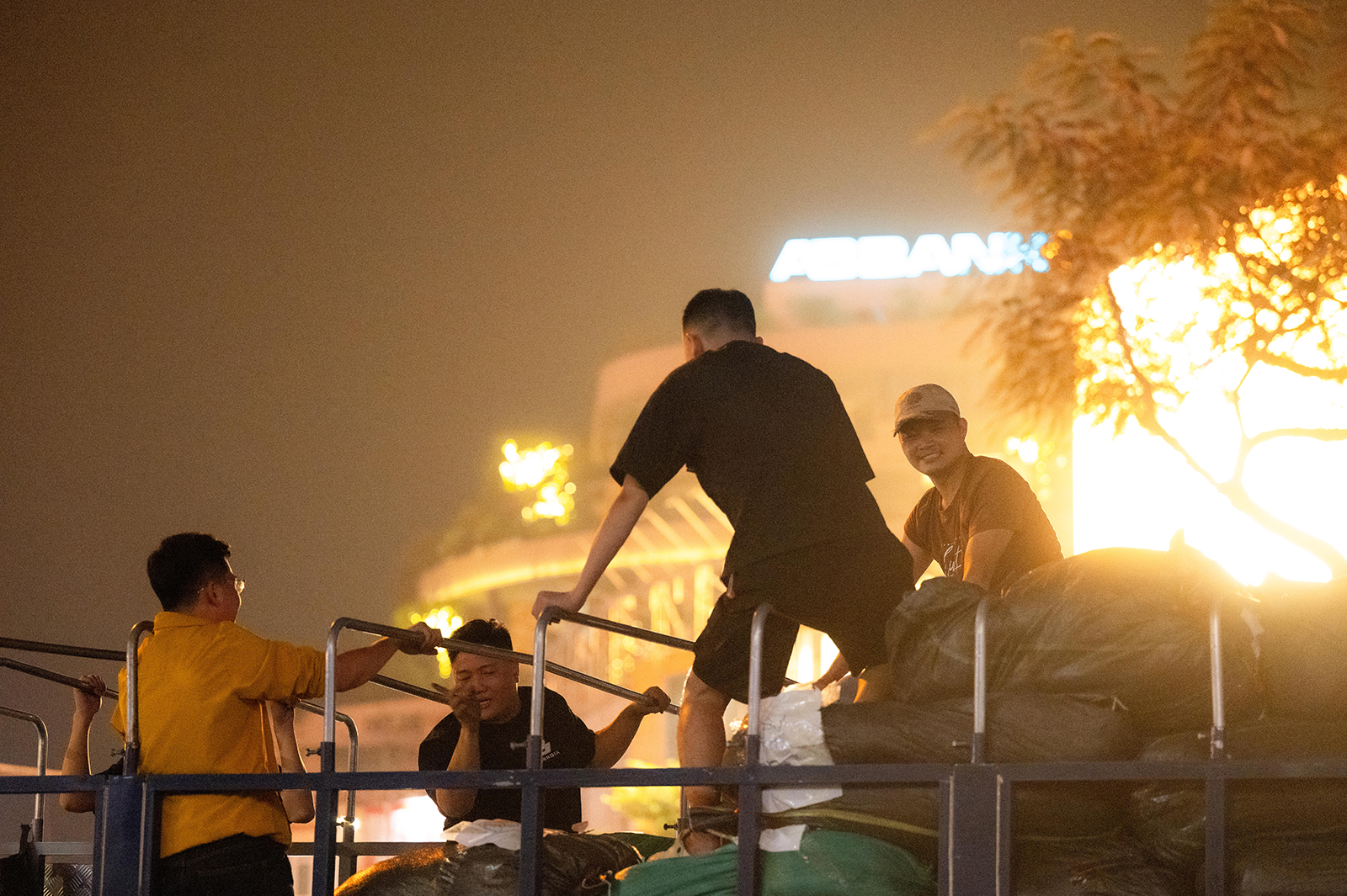 Hà Nội đêm không ngủ: Những đôi tay không ngơi nghỉ chuẩn bị đồ cứu trợ hướng về miền Trung- Ảnh 8. Hà Nội đêm không ngủ: Những đôi tay không ngơi nghỉ chuẩn bị đồ cứu trợ hướng về miền Trung- Ảnh 8.