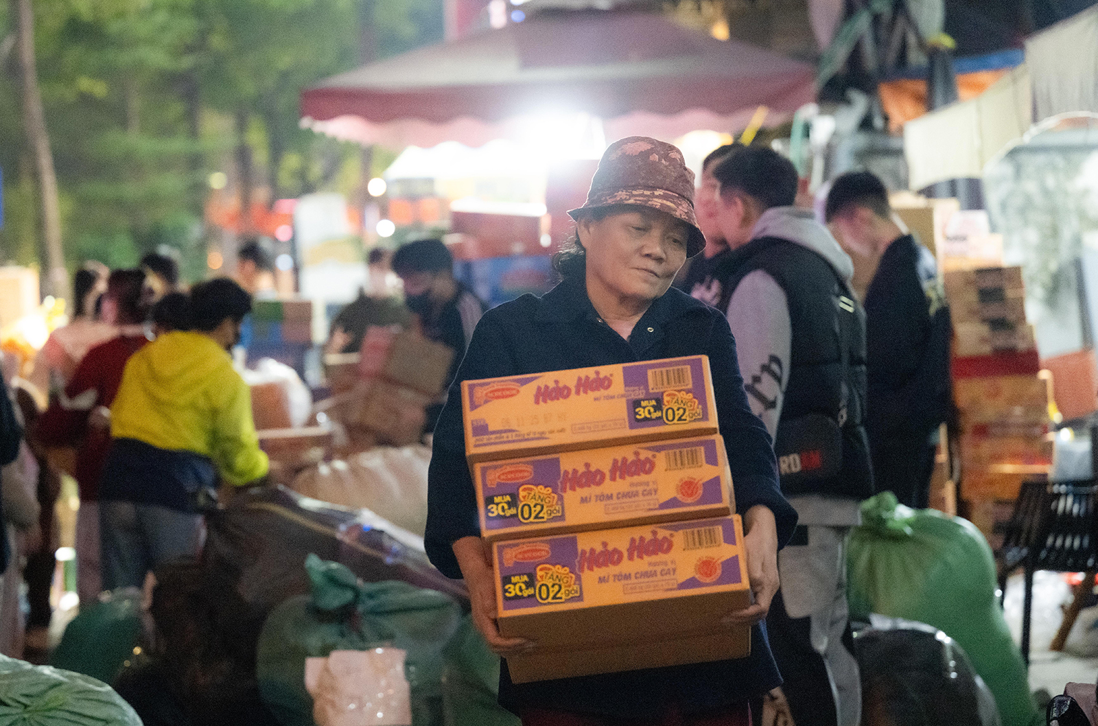 Hà Nội đêm không ngủ: Những đôi tay không ngơi nghỉ chuẩn bị đồ cứu trợ hướng về miền Trung- Ảnh 4. Hà Nội đêm không ngủ: Những đôi tay không ngơi nghỉ chuẩn bị đồ cứu trợ hướng về miền Trung- Ảnh 4.