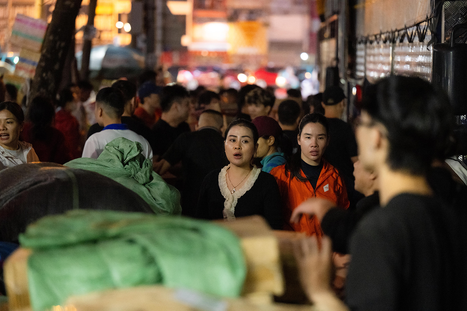 Hà Nội đêm không ngủ: Những đôi tay không ngơi nghỉ chuẩn bị đồ cứu trợ hướng về miền Trung- Ảnh 3. Hà Nội đêm không ngủ: Những đôi tay không ngơi nghỉ chuẩn bị đồ cứu trợ hướng về miền Trung- Ảnh 3.