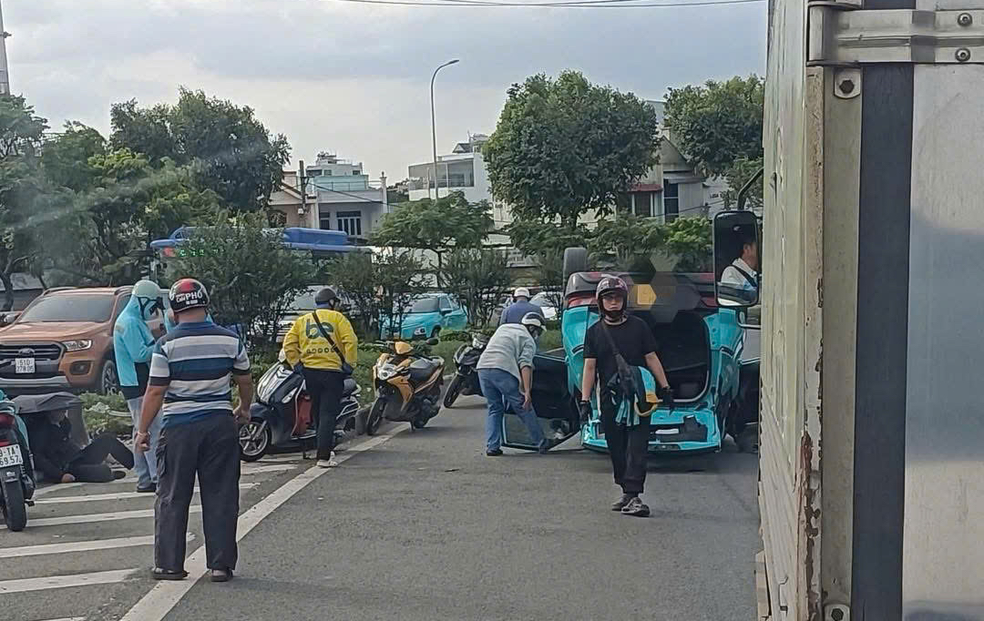 Ô tô "phơi bụng" trên cầu vượt Quang Trung, TPHCM- Ảnh 1.