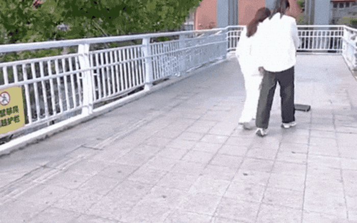 Phát hiện nửa cân vàng trị giá 1,4 tỷ đồng trên đường khi đang đi chơi- Ảnh 1.