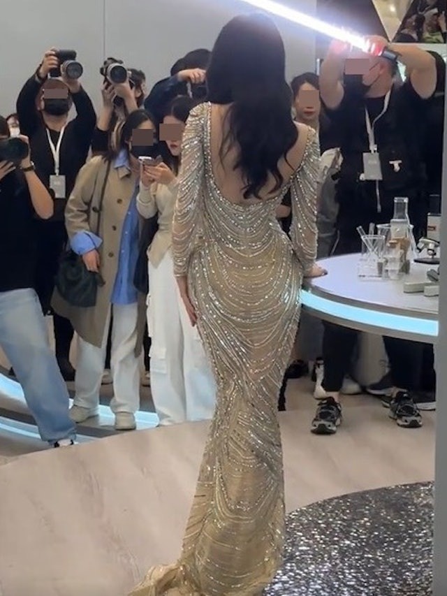 Địch Lệ Nhiệt Ba cắt hẳn bữa tối- Ảnh 14.