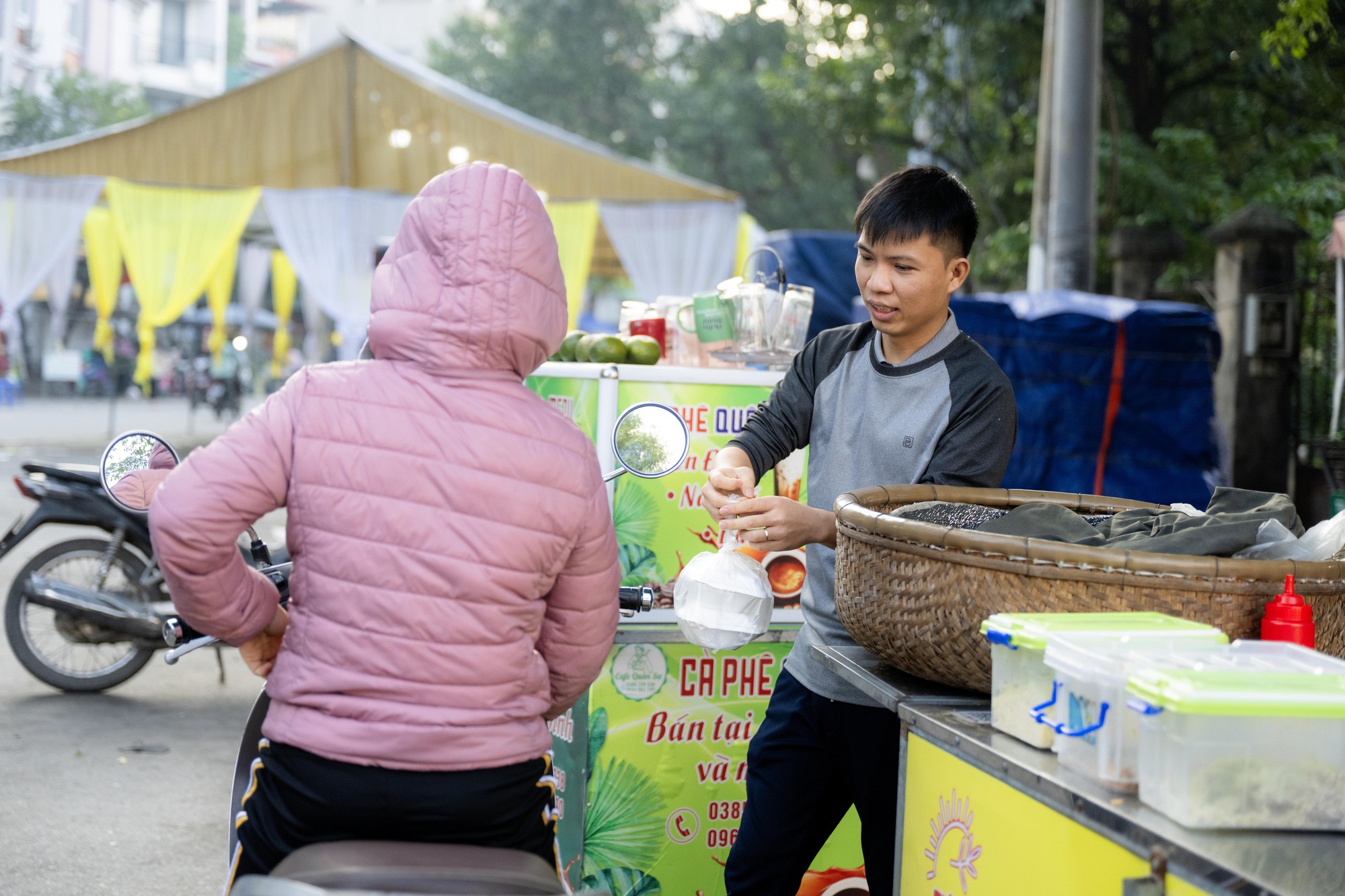 5h sáng dậy bán xôi, 8h30 có mặt ở văn phòng: Chàng trai 1992 xoay xở giữa nhịp sống đắt đỏ ở Hà Nội- Ảnh 7.