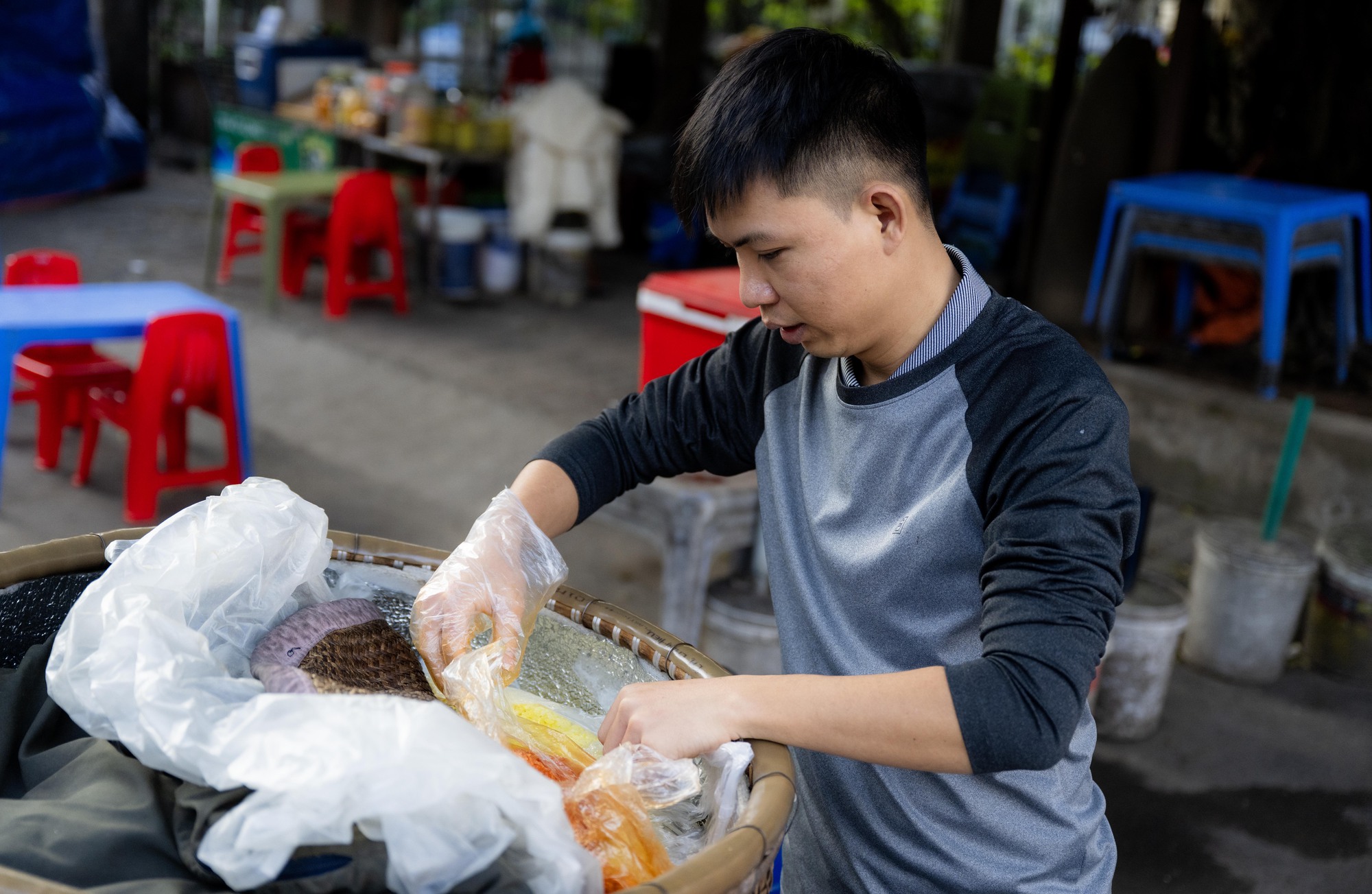 5h sáng dậy bán xôi, 8h30 có mặt ở văn phòng: Chàng trai 1992 xoay xở giữa nhịp sống đắt đỏ ở Hà Nội- Ảnh 2.