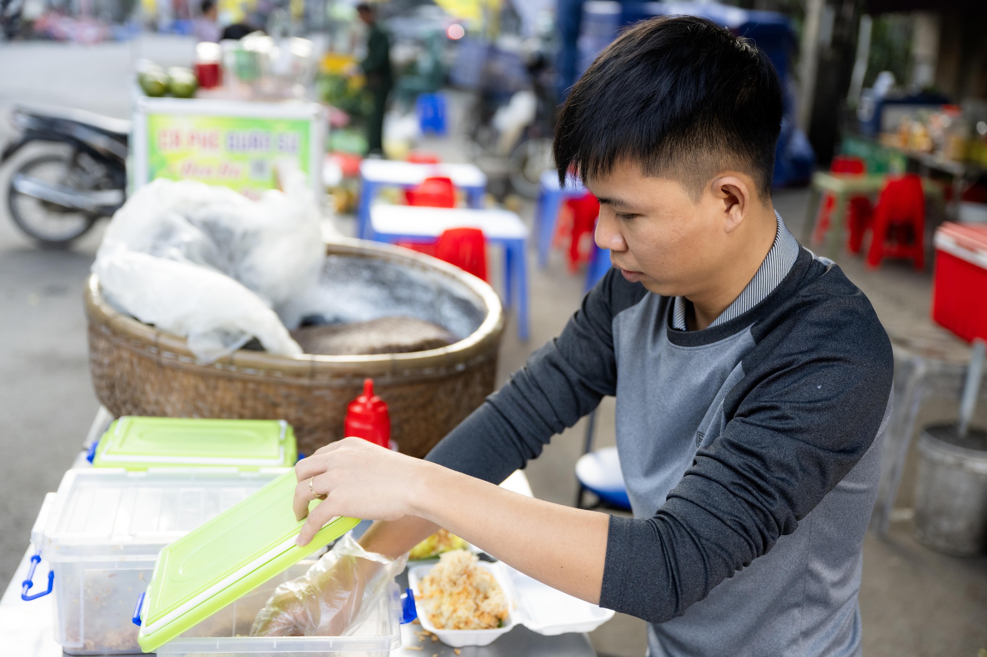 5h sáng dậy bán xôi, 8h30 có mặt ở văn phòng: Chàng trai 1992 xoay xở giữa nhịp sống đắt đỏ ở Hà Nội- Ảnh 1.