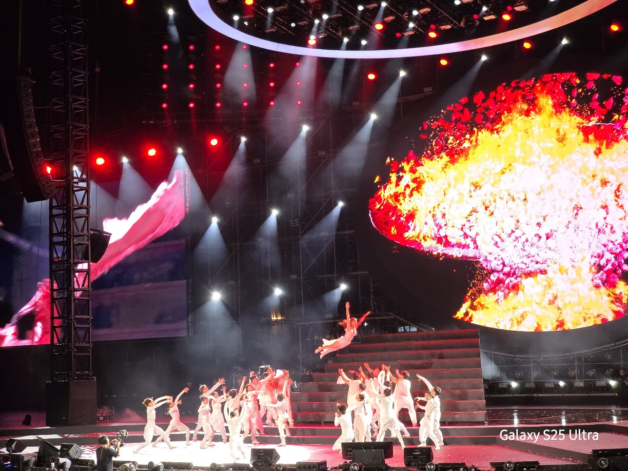Quốc Thiên SkyNote 2025 bùng nổ, Galaxy S25 Ultra bắt trọn khoảnh khắc đỉnh cao- Ảnh 5. Quốc Thiên SkyNote 2025 bùng nổ, Galaxy S25 Ultra bắt trọn khoảnh khắc đỉnh cao- Ảnh 5.