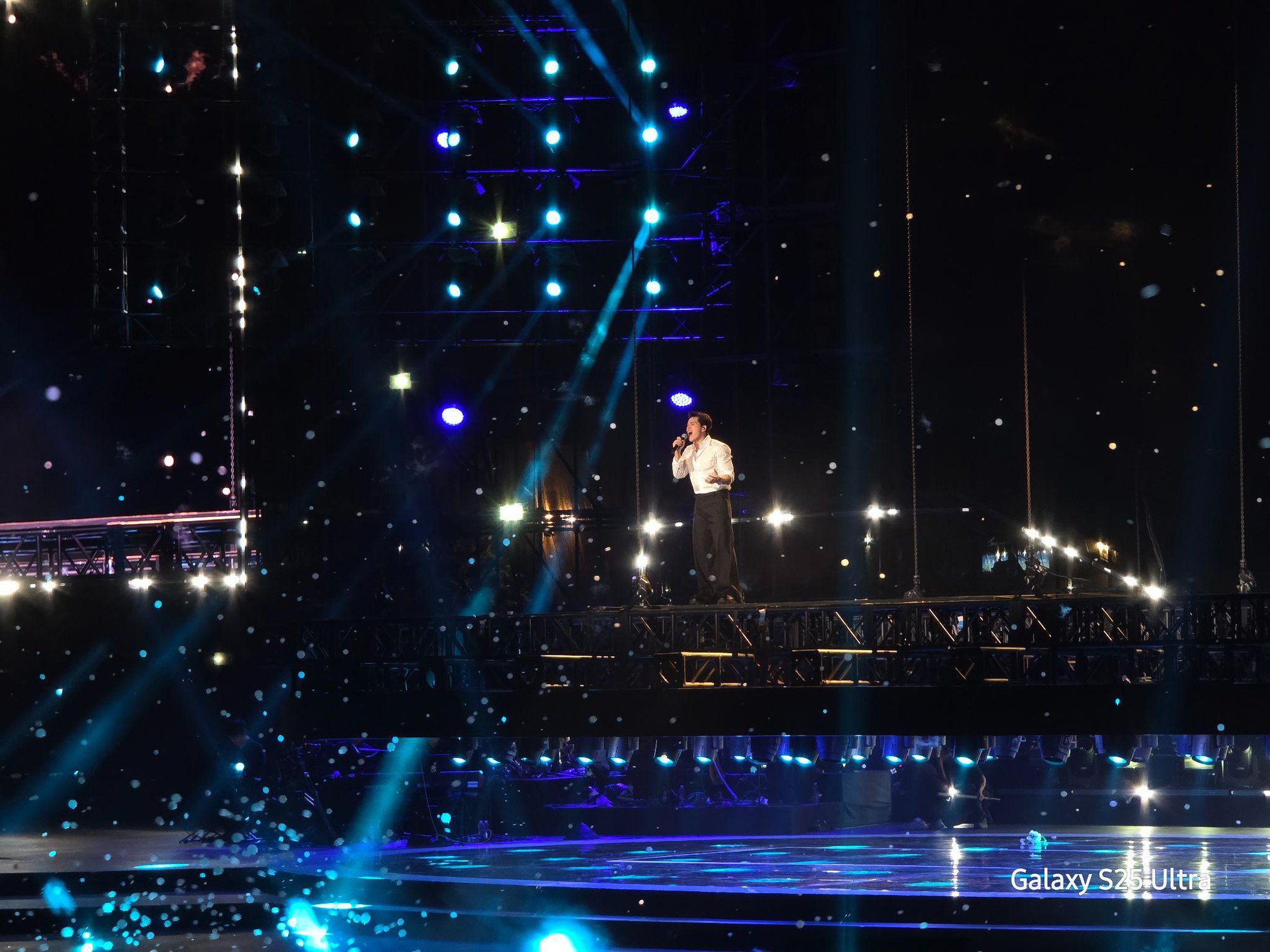 Quốc Thiên SkyNote 2025 bùng nổ, Galaxy S25 Ultra bắt trọn khoảnh khắc đỉnh cao- Ảnh 8. Quốc Thiên SkyNote 2025 bùng nổ, Galaxy S25 Ultra bắt trọn khoảnh khắc đỉnh cao- Ảnh 8.