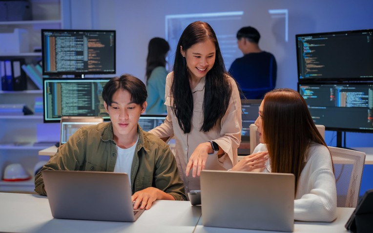 Thị trường lao động Việt Nam 2026 “đổi màu”: Lương tăng kỷ lục, nhân sự AI trở thành “hàng hiếm” được săn đón nhất!- Ảnh 1.