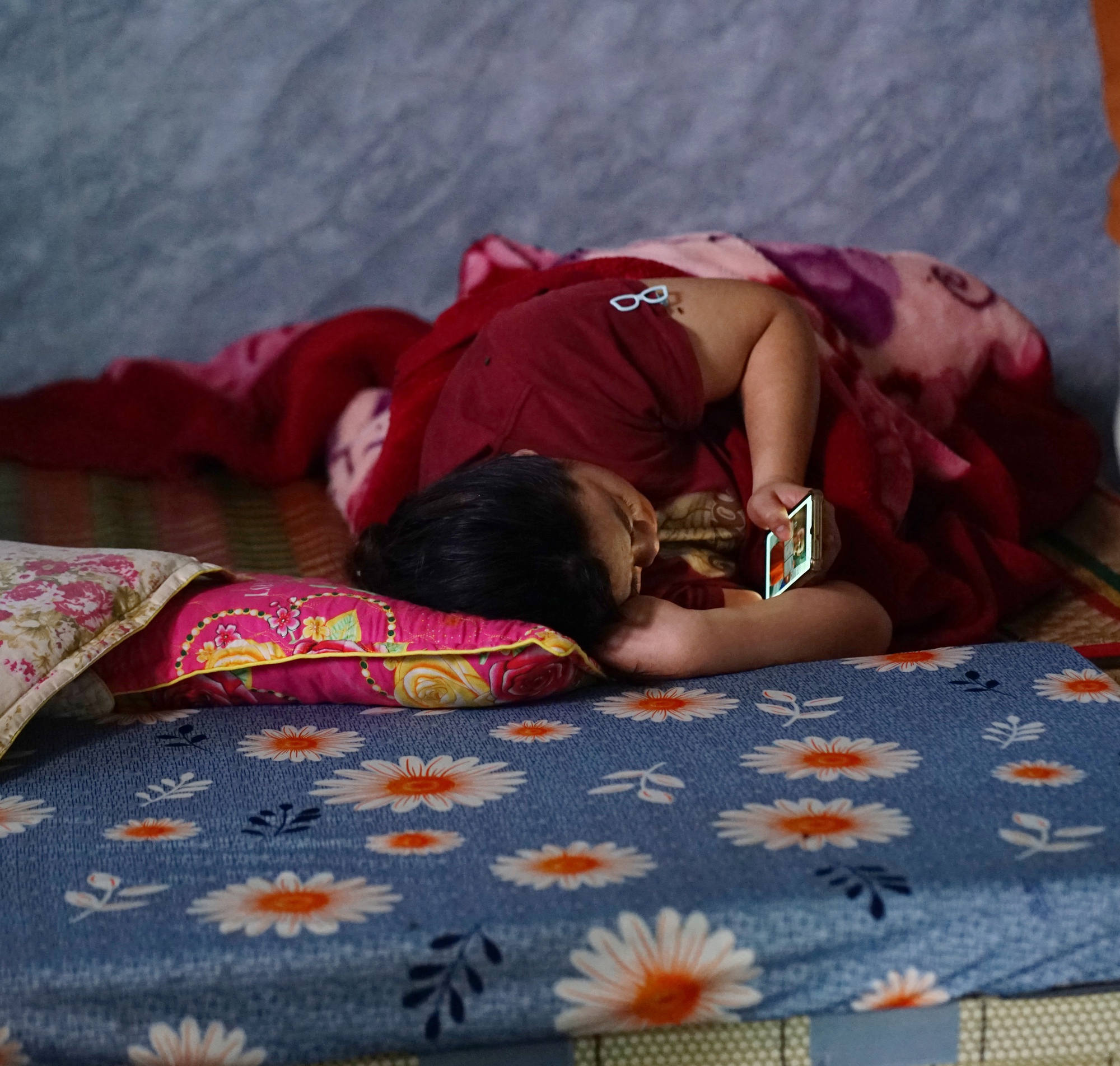 Mưa lũ cuốn trôi 2 con nhỏ: Người mẹ gục bên bàn thờ liên tục gọi tên các con, ôm chặt đứa cháu để vơi nỗi đau- Ảnh 4.