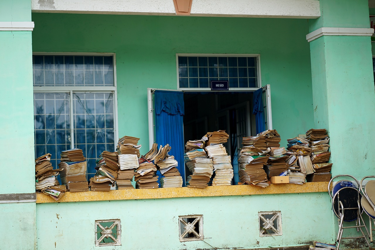 Xót xa cảnh tượng ở một trường tiểu học sau cơn lũ- Ảnh 4.