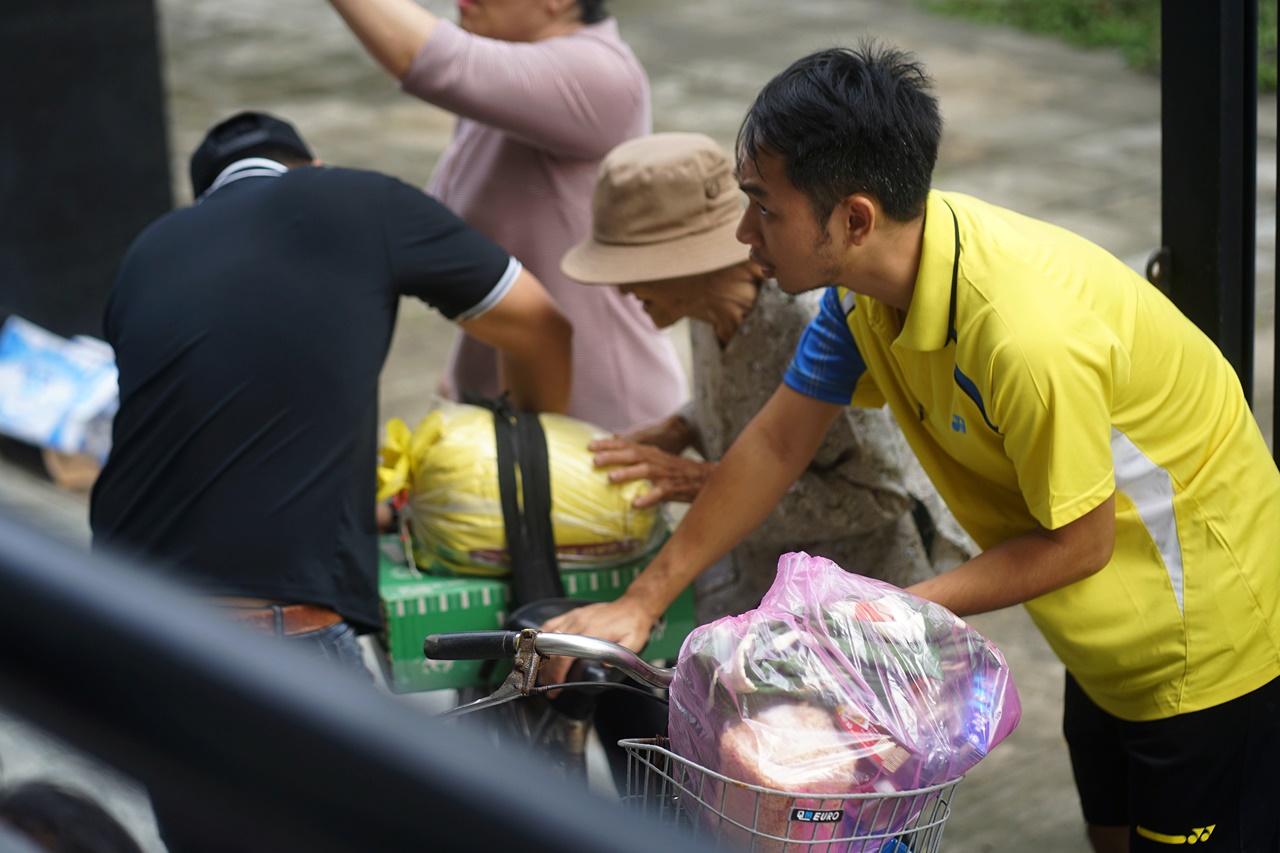 Hình ảnh cụ bà 85 tuổi còng lưng giữa gió lớn ở Đắk Lắk khiến nhiều người nghẹn lòng- Ảnh 3.