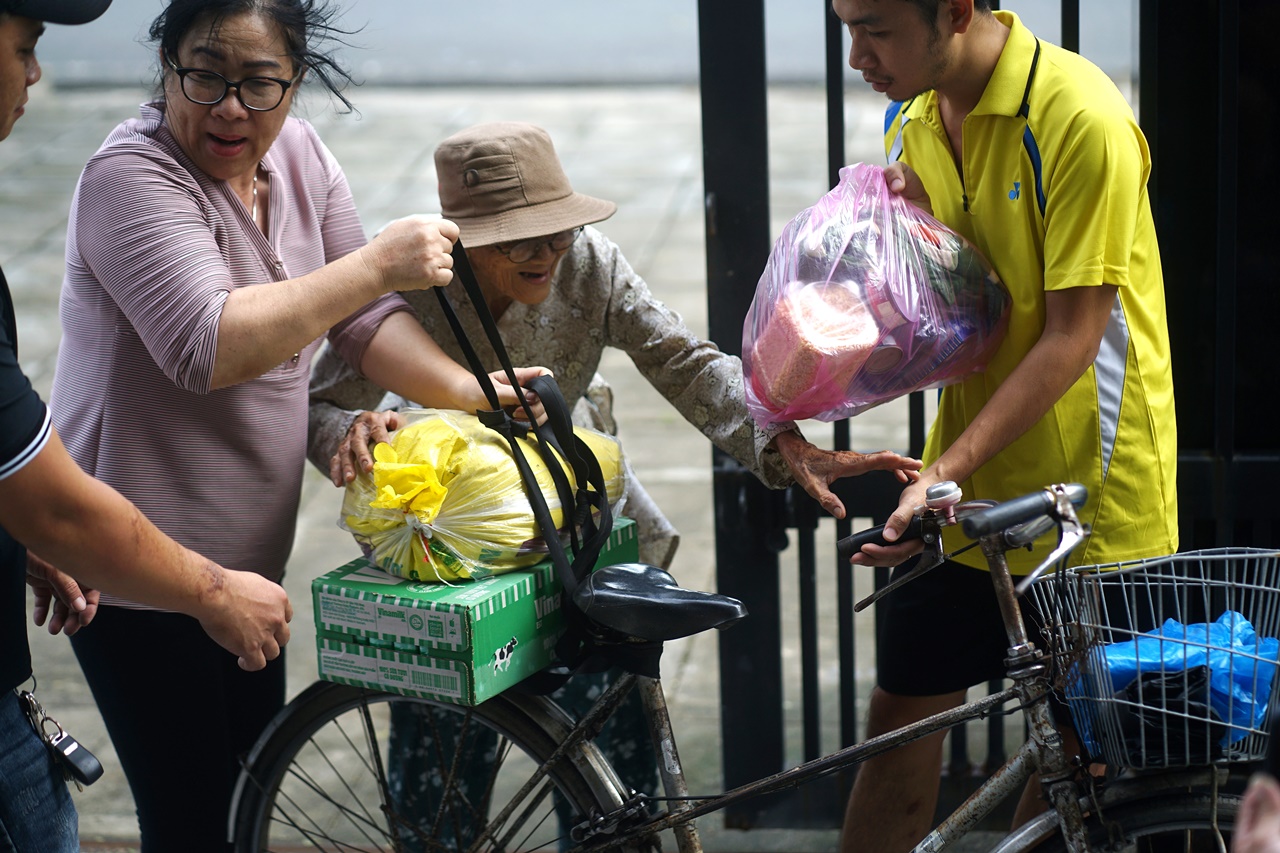 Hình ảnh cụ bà 85 tuổi còng lưng giữa gió lớn ở Đắk Lắk khiến nhiều người nghẹn lòng- Ảnh 4.
