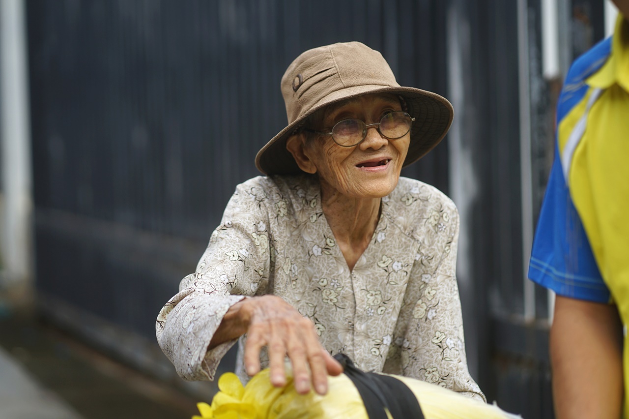 Hình ảnh cụ bà 85 tuổi còng lưng giữa gió lớn ở Đắk Lắk khiến nhiều người nghẹn lòng- Ảnh 1.