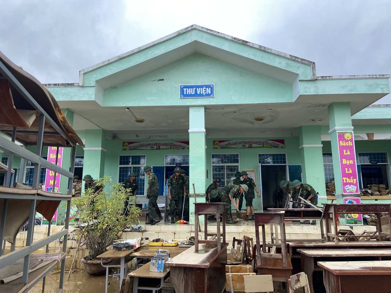 Xót xa cảnh tượng ở một trường tiểu học sau cơn lũ- Ảnh 8.