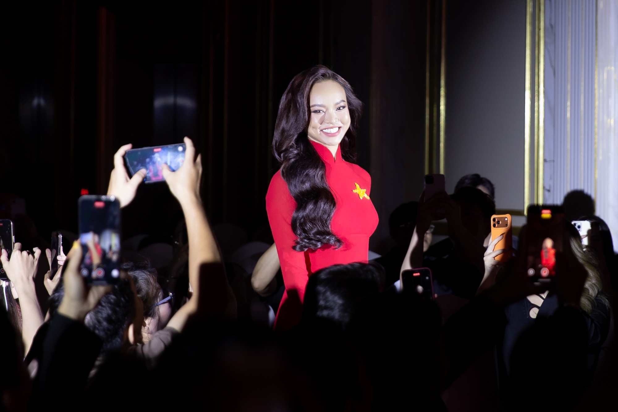 Mai Ngô khoe vòng 1 nóng bỏng, trổ tài Mai Ngô khoe vòng 1 nóng bỏng, trổ tài