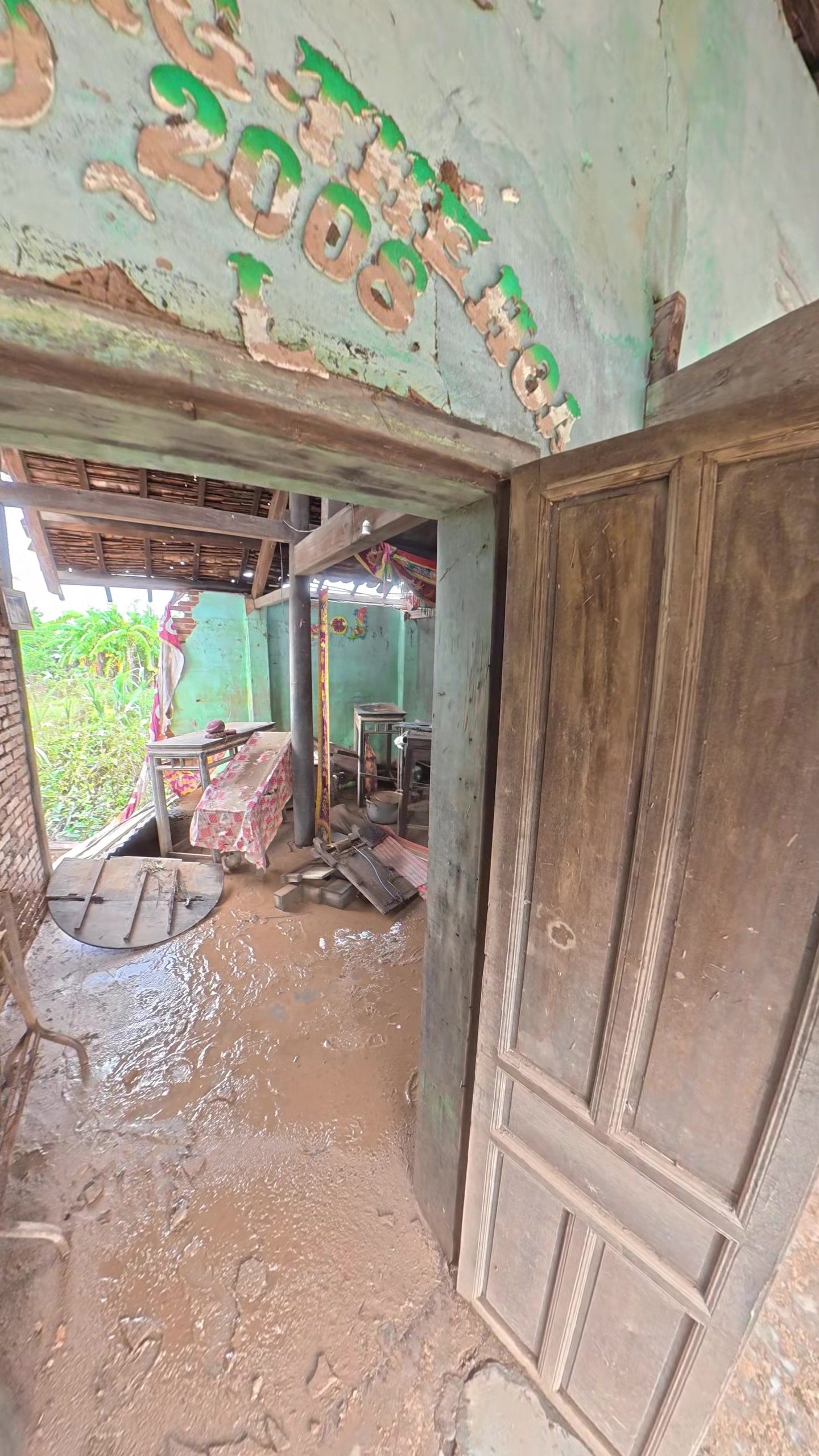 Pha thoát nạn của cụ bà 105 tuổi trong ngôi nhà cổ ở Đắk Lắk khi nước lũ dâng cao 1m- Ảnh 4.