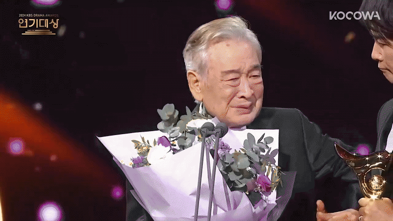 Lần cuối cùng “ông nội quốc dân” Lee Soon Jae xuất hiện trên sân khấu, cả dàn sao Hàn đều bật khóc xúc động- Ảnh 3. Lần cuối cùng “ông nội quốc dân” Lee Soon Jae xuất hiện trên sân khấu, cả dàn sao Hàn đều bật khóc xúc động- Ảnh 3.