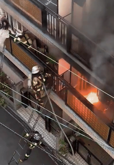 Hoảng loạn vì cháy nhà, cô gái đá văng lính cứu hỏa từ tầng 2 rơi xuống đất- Ảnh 1. Hoảng loạn vì cháy nhà, cô gái đá văng lính cứu hỏa từ tầng 2 rơi xuống đất- Ảnh 1.