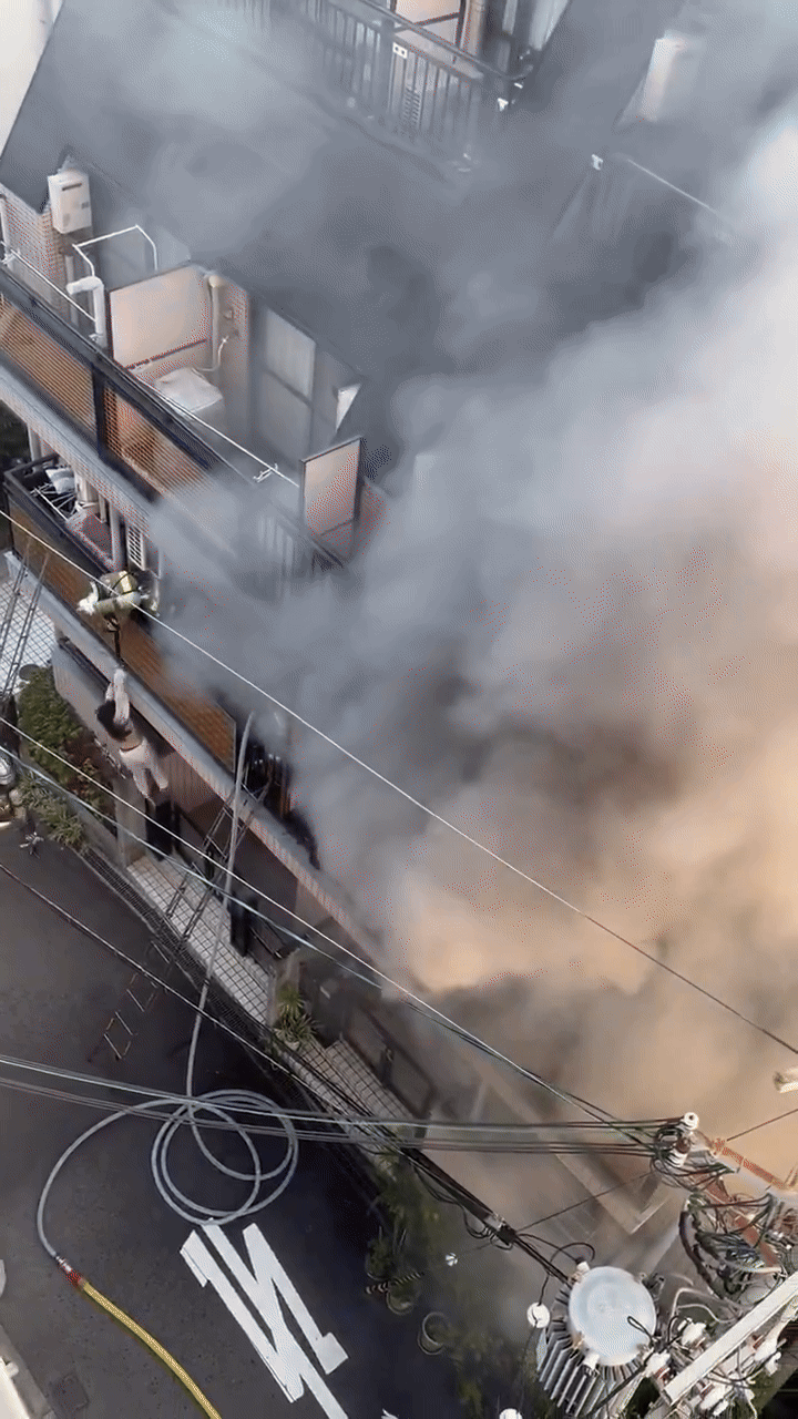 Hoảng loạn vì cháy nhà, cô gái đá văng lính cứu hỏa từ tầng 2 rơi xuống đất- Ảnh 3. Hoảng loạn vì cháy nhà, cô gái đá văng lính cứu hỏa từ tầng 2 rơi xuống đất- Ảnh 3.